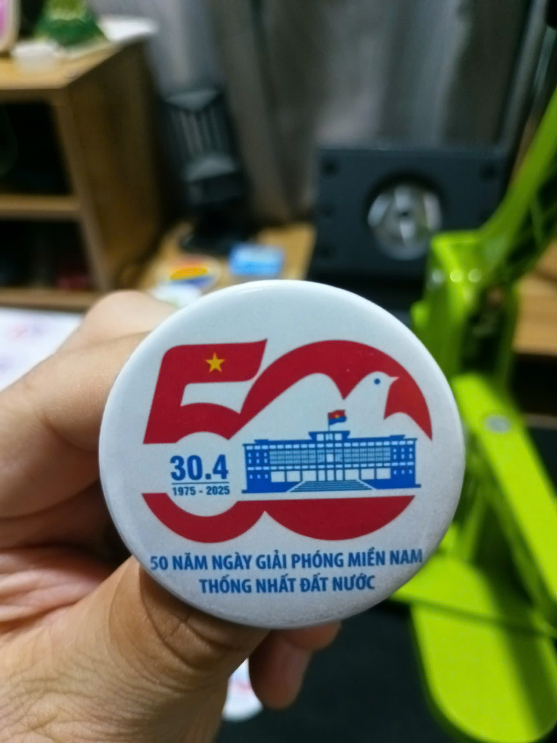 Huy Hiệu Kỷ Niệm 50 Năm Ngày Giải Phóng Miền Nam 30/4 (Size 44mm)