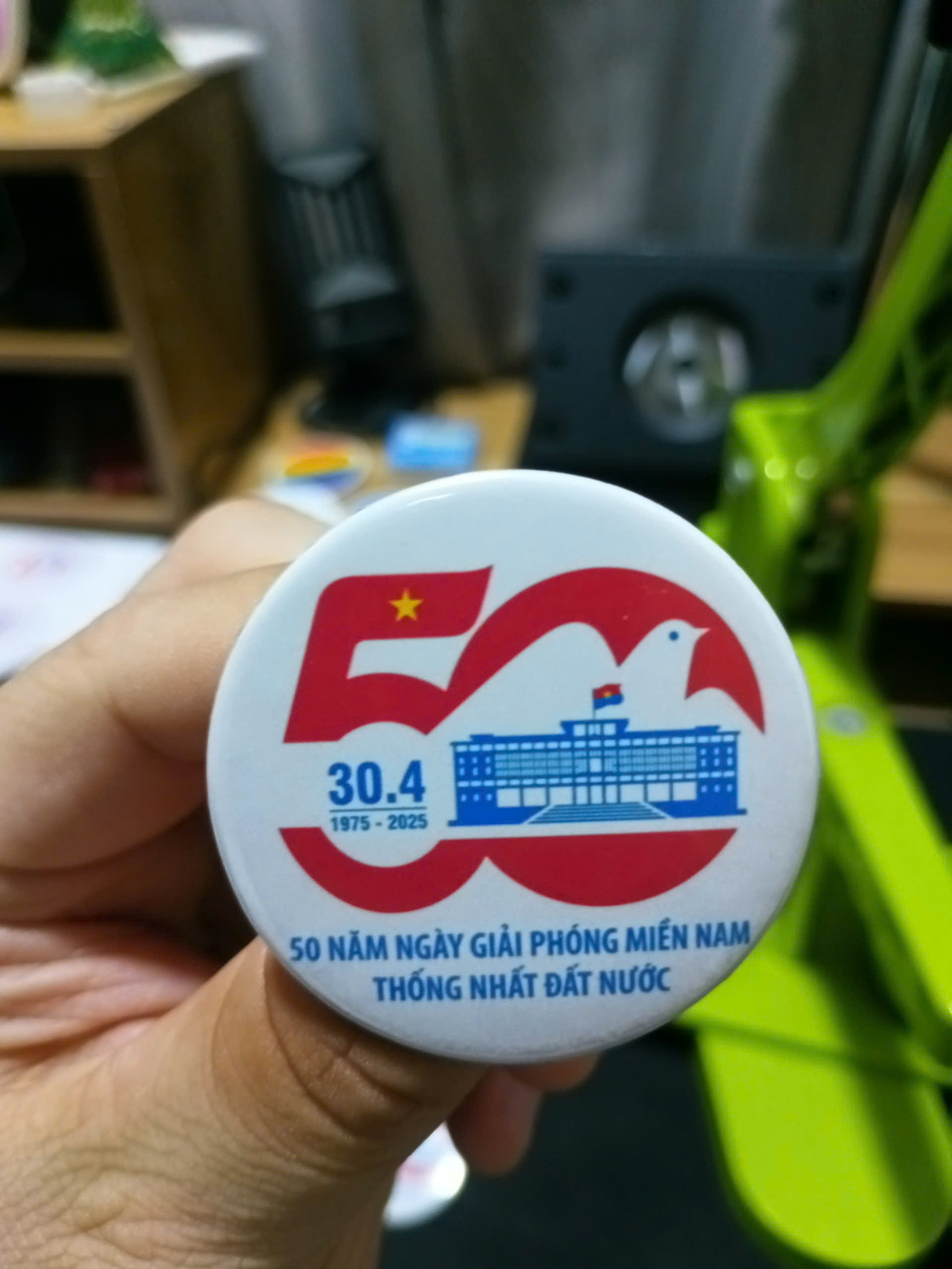 Huy Hiệu Kỷ Niệm 50 Năm Ngày Giải Phóng Miền Nam 30/4 (Size 44mm)