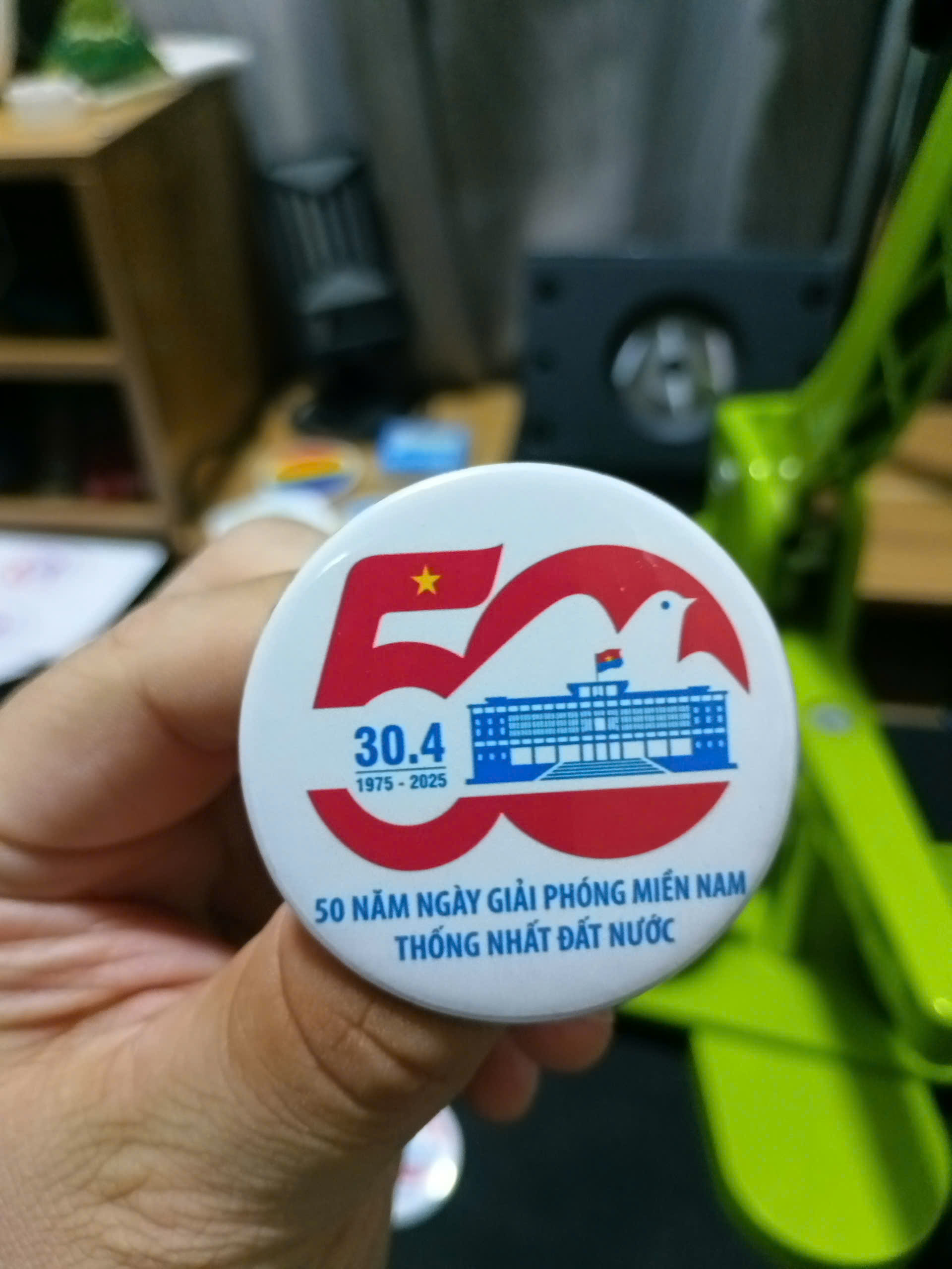 Huy Hiệu Kỷ Niệm 50 Năm Ngày Giải Phóng Miền Nam 30/4 (Size 44mm)