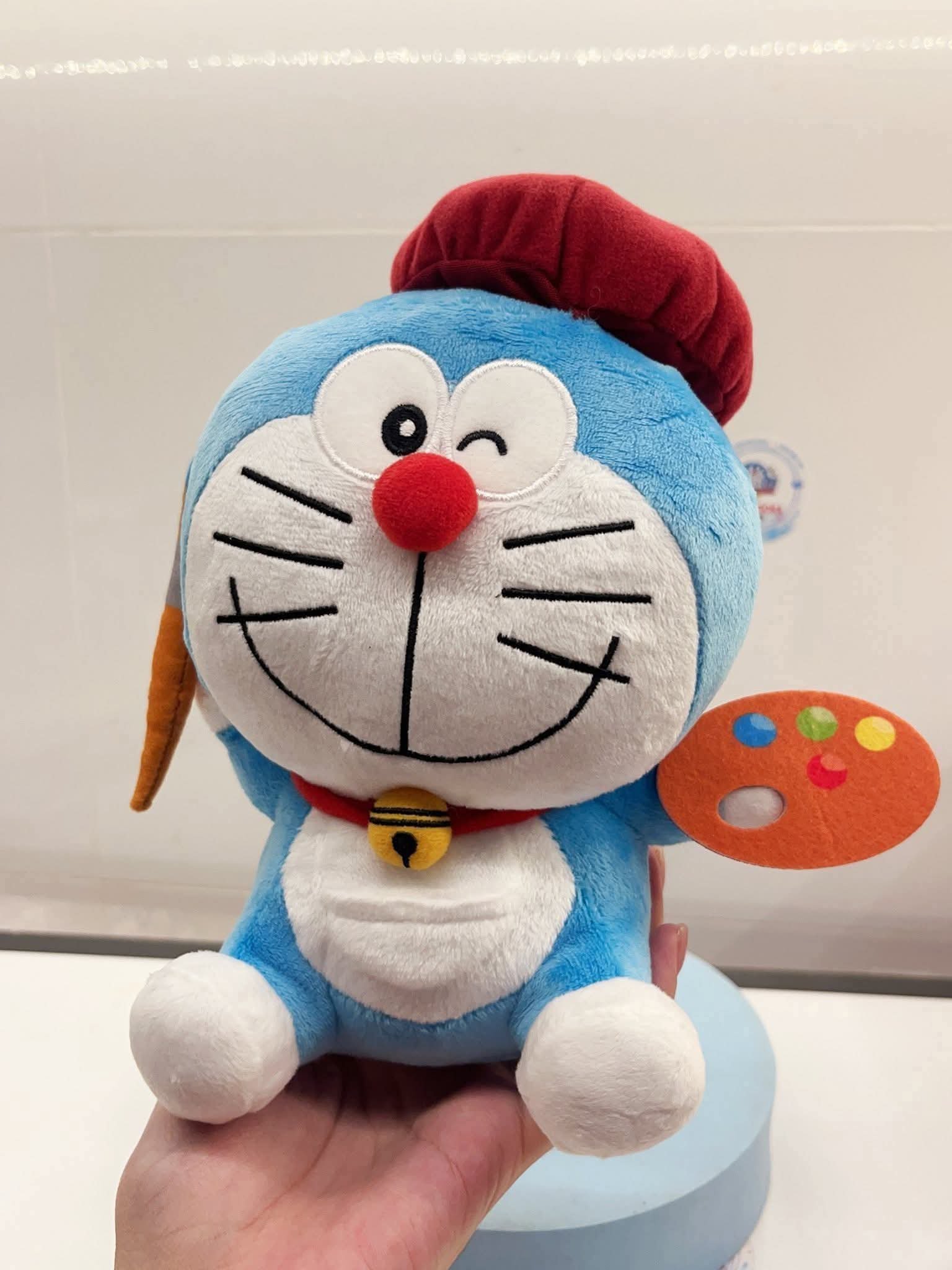 Gấu Bông Doraemon Cosplay Họa Sĩ – Movie 2025 “Nobita’s Art World Tales” (Size ~20cm)