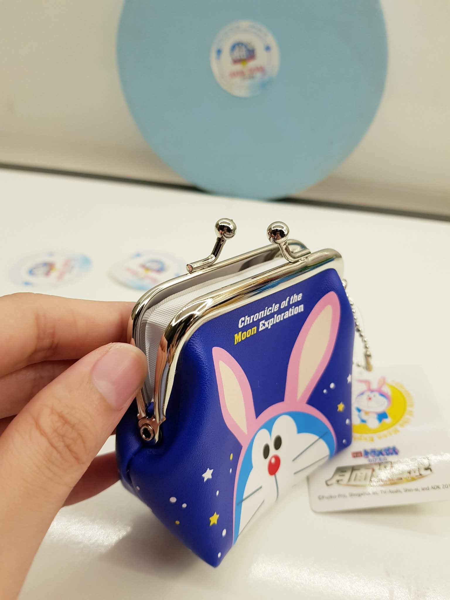 Ví Mini Doraemon Chronicle of the Moon – Họa Tiết Movie 2019, Khóa Bấm Kim Loại