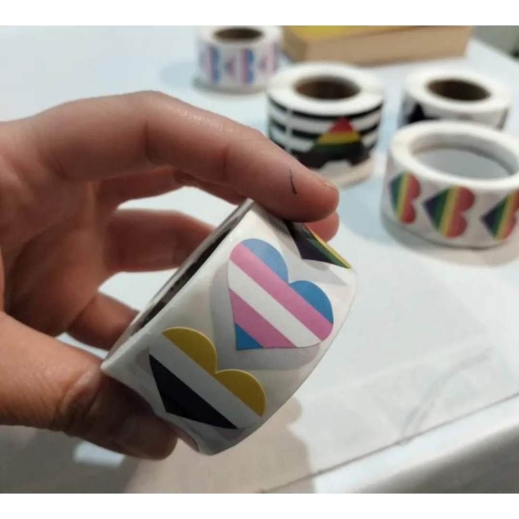 500 sticker LGBT trái tim đa sắc
