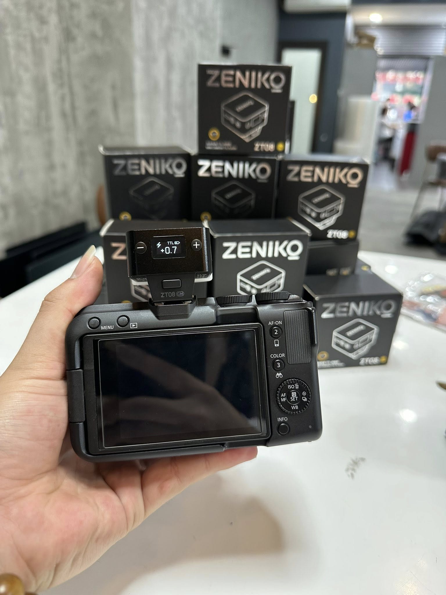 Đèn Flash Mini Zeniko TTL ZT08 Cho Canon R50 / R50V / V1 – Nhỏ Gọn, Dễ Dùng