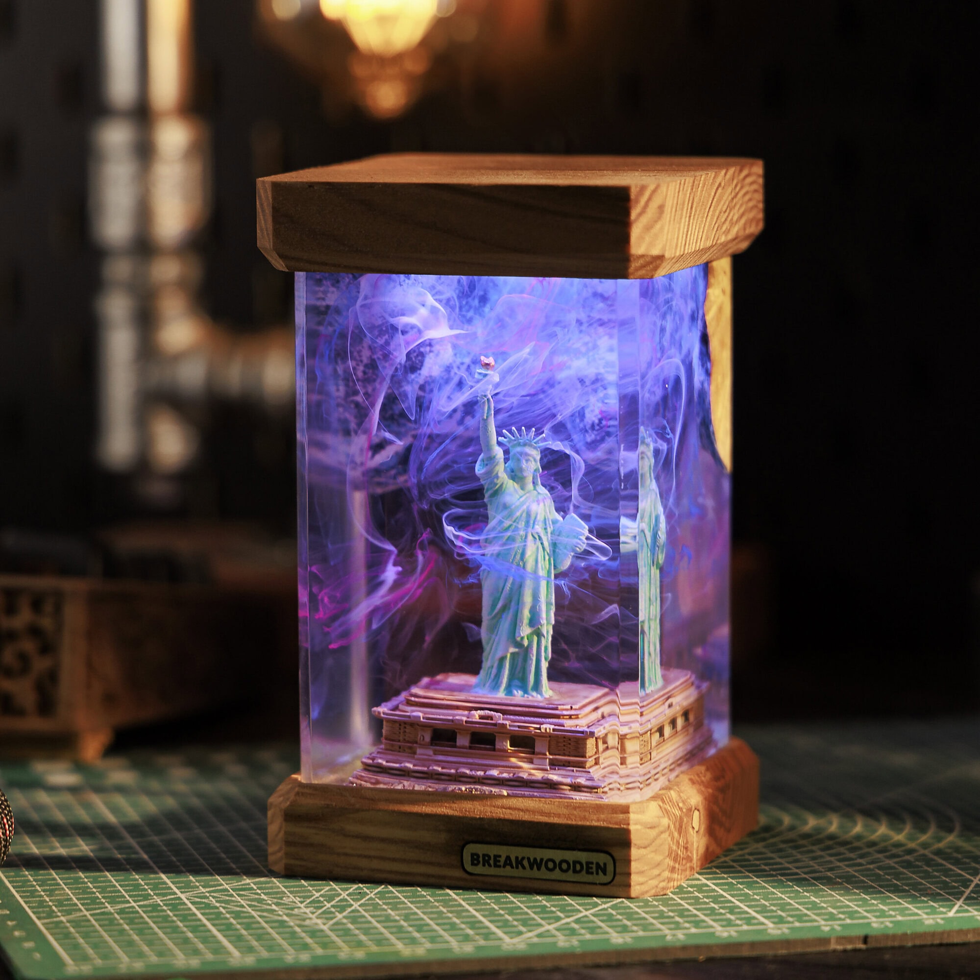 Illuminate Your Space with the Statue Resin Lamp – A Symbol of Freedom
