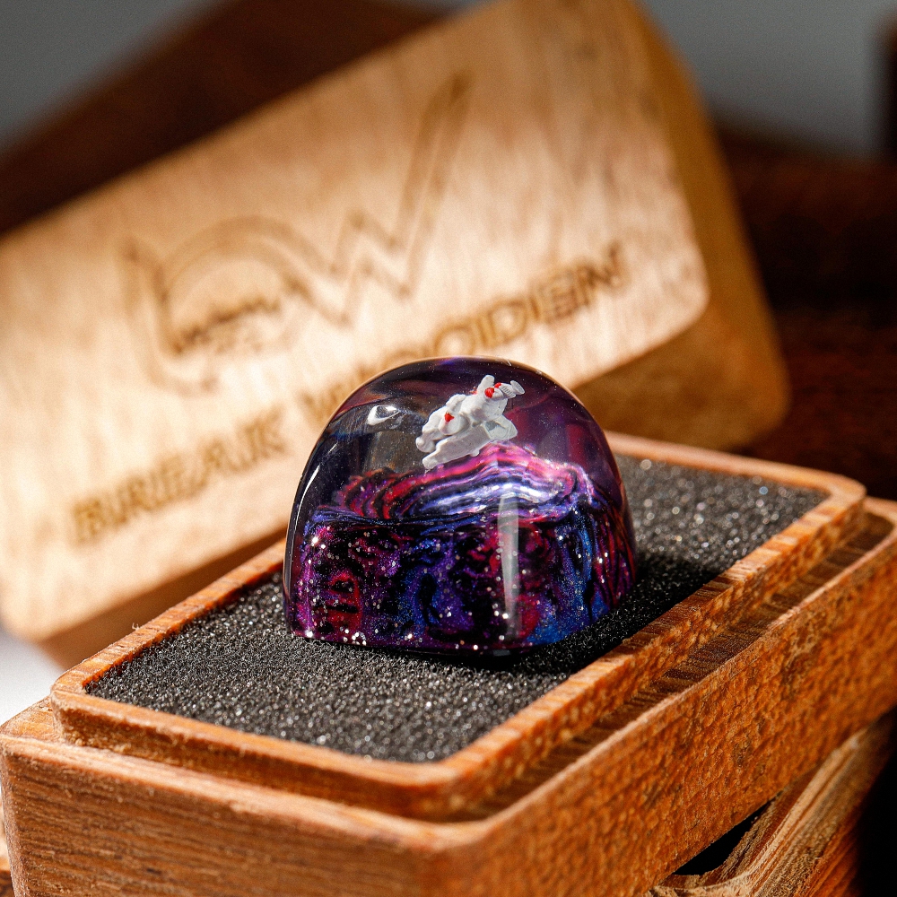 Astronaut Artisan Keycap Breakwooden 2