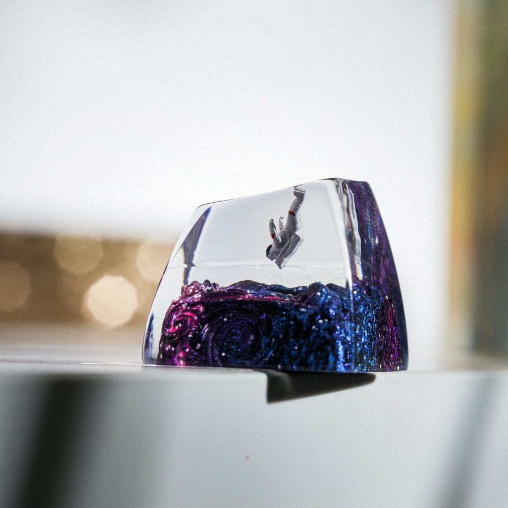 Astronaut Artisan Keycap Breakwooden 3