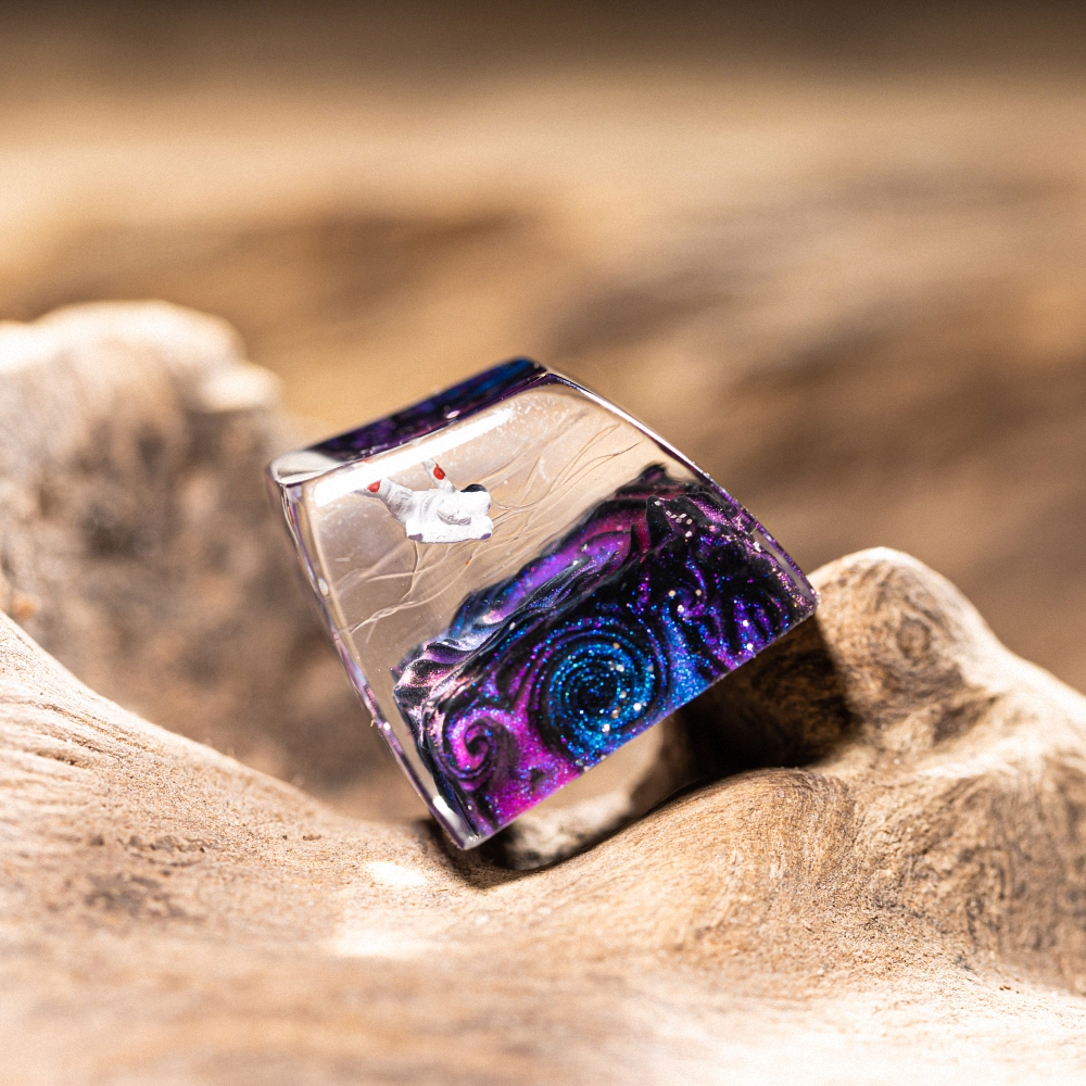 Astronaut Artisan Keycap Breakwooden 4
