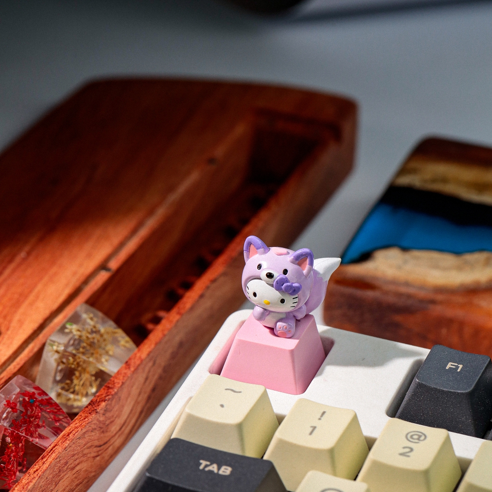 Hello Kitty Artisan Keycap Breakwooden