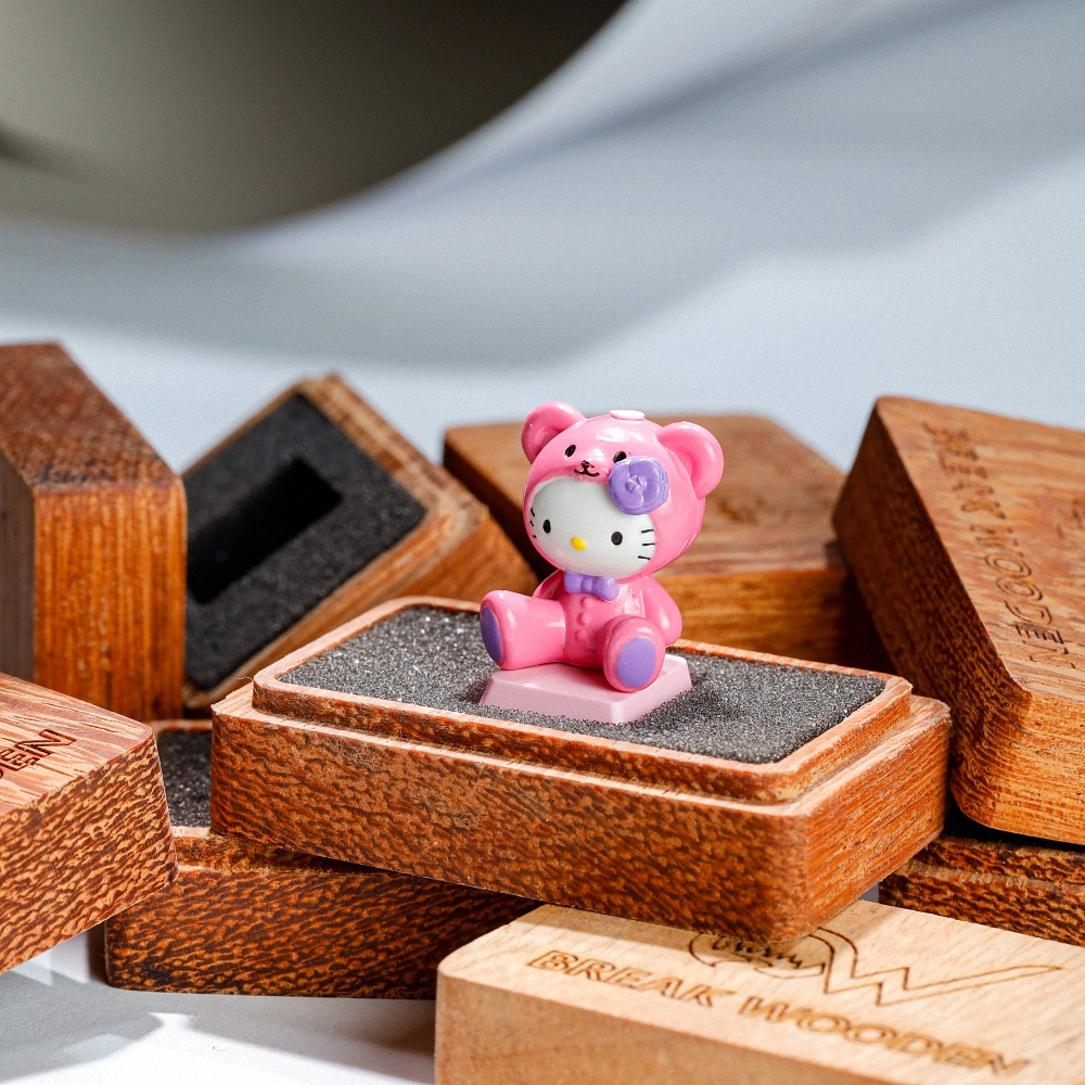 Hello Kitty Artisan Keycap Breakwooden 2