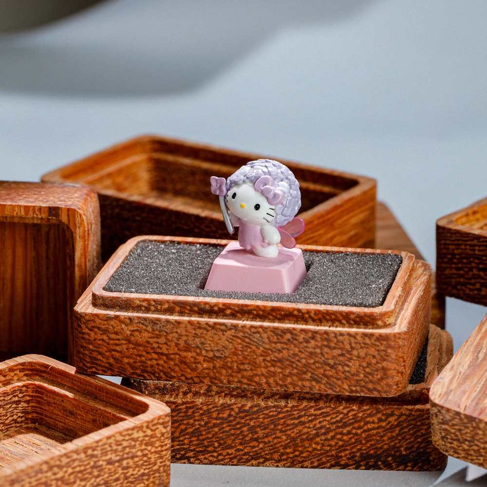 Hello Kitty Artisan Keycap Breakwooden 3