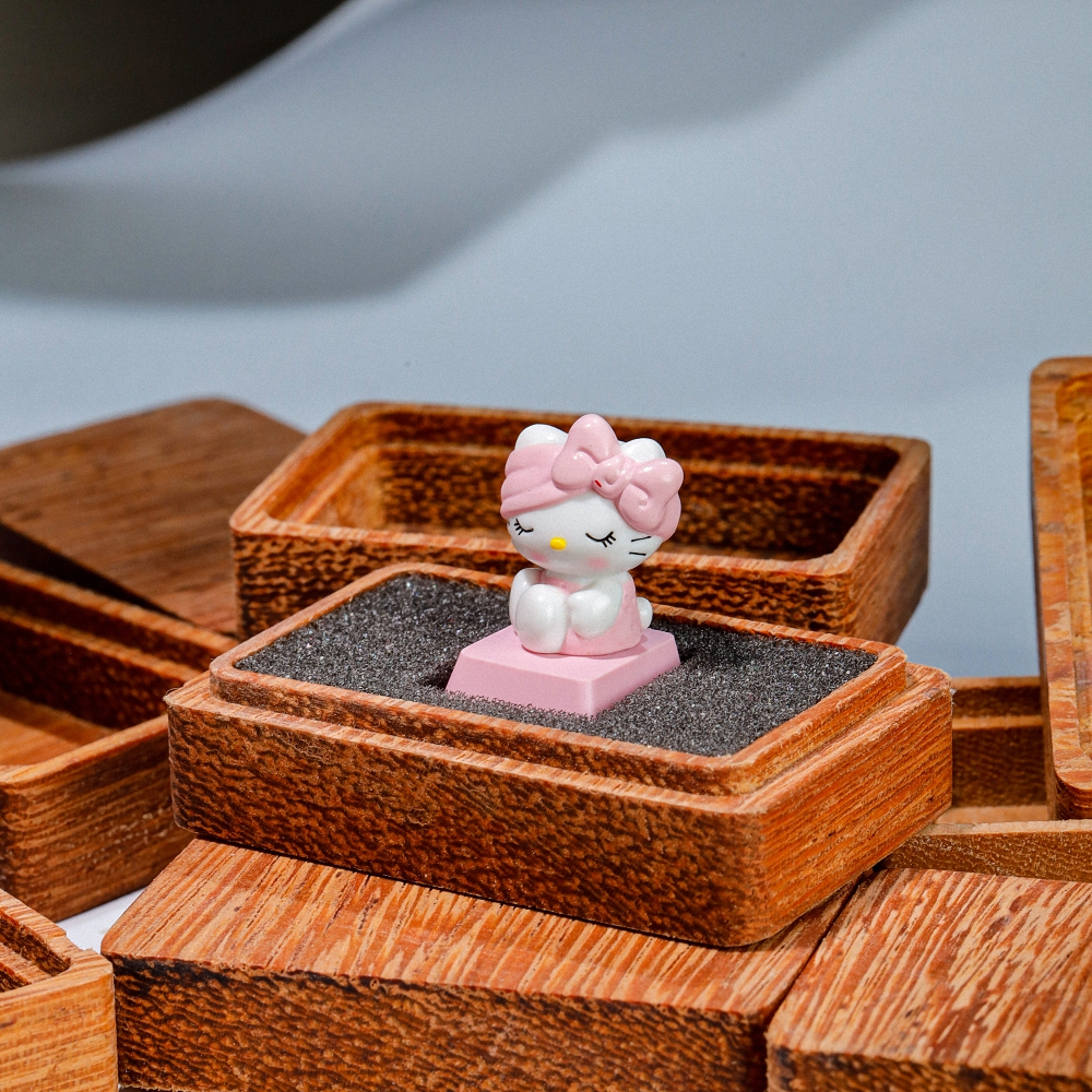 Hello Kitty Artisan Keycap Breakwooden 6