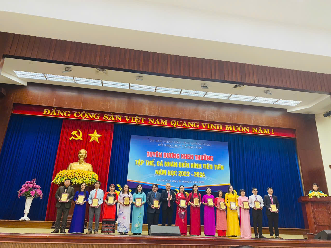 Vinh Danh Tinh Hoa Giáo Dục: Quà Tặng Thanh Long Đồng Hành Cùng Sở GD-ĐT Quảng Nam