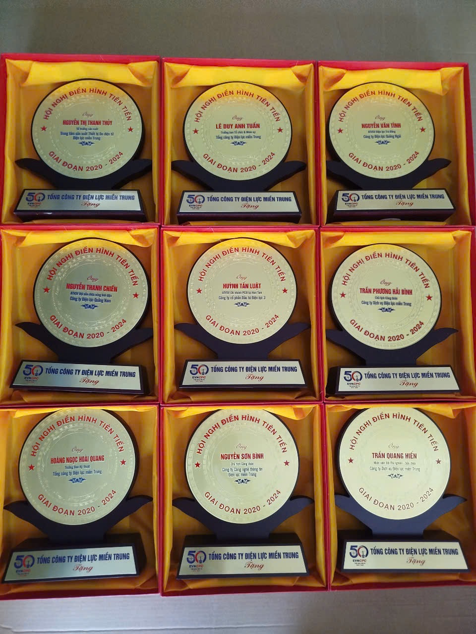 Quà Tặng Thanh Long – Tôn Vinh Cá Nhân Xuất Sắc Bằng Kỷ Niệm Chương Gỗ Đồng Cao Cấp