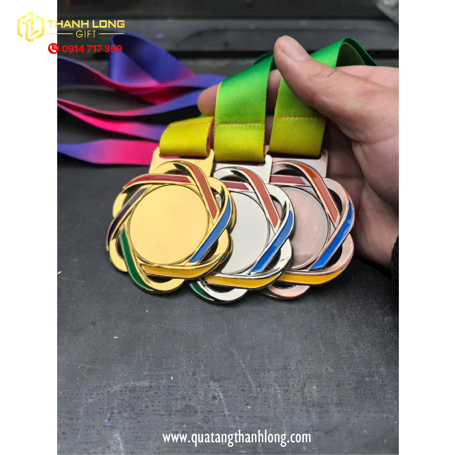 Huy chương bông hoa trao giải, vinh danh, quà tặng