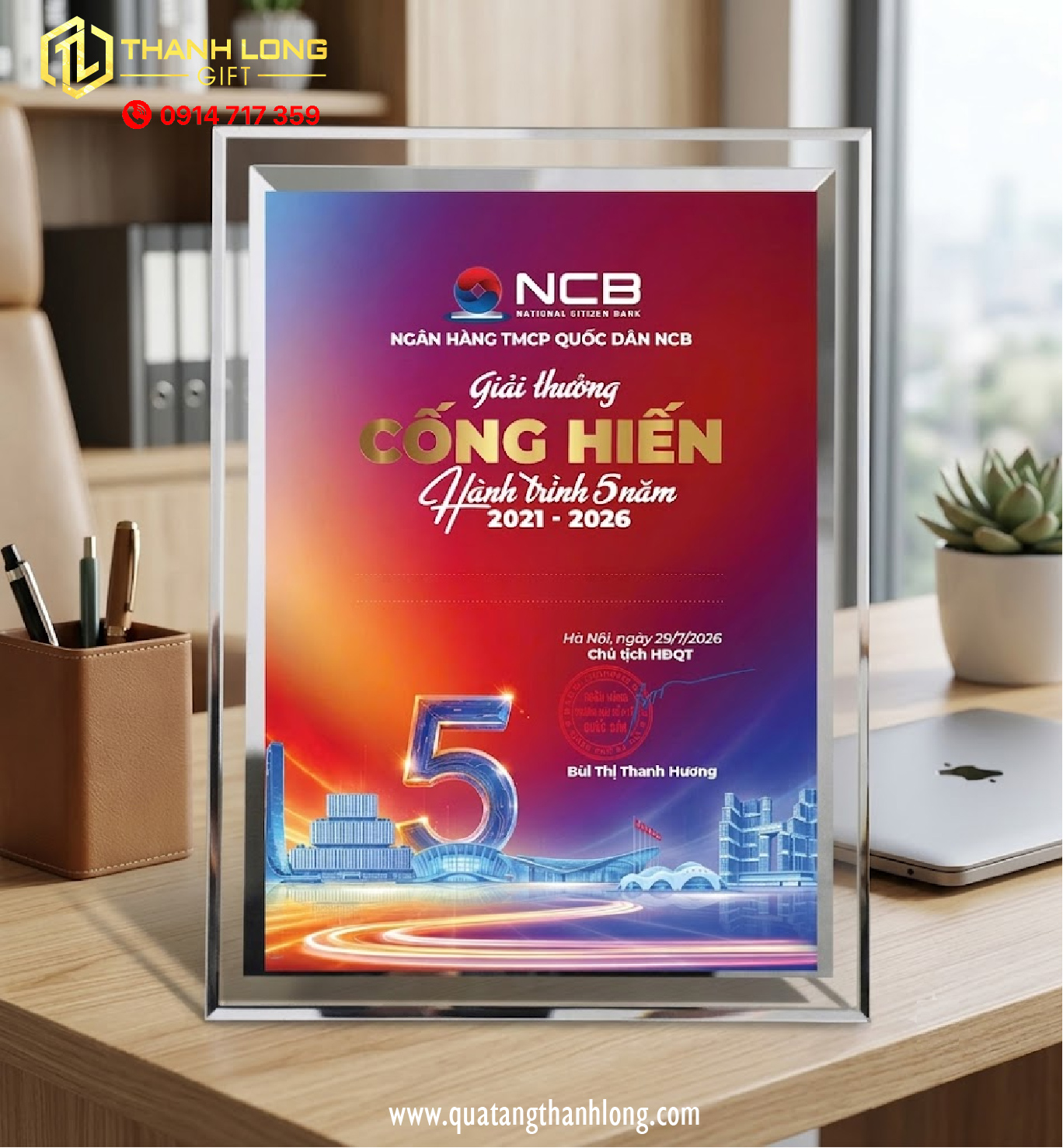 Bảng vinh danh thủy tinh màu bạc