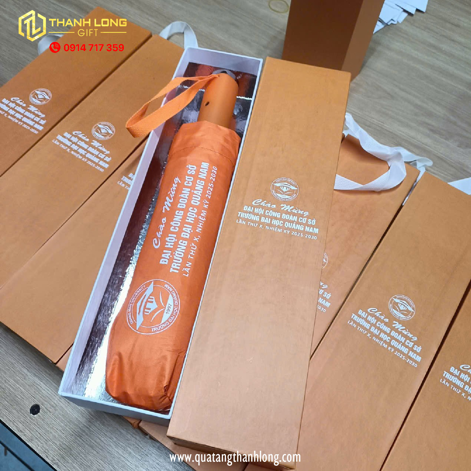 Dù cầm tay in logo - Trường Đại học Quảng Nam