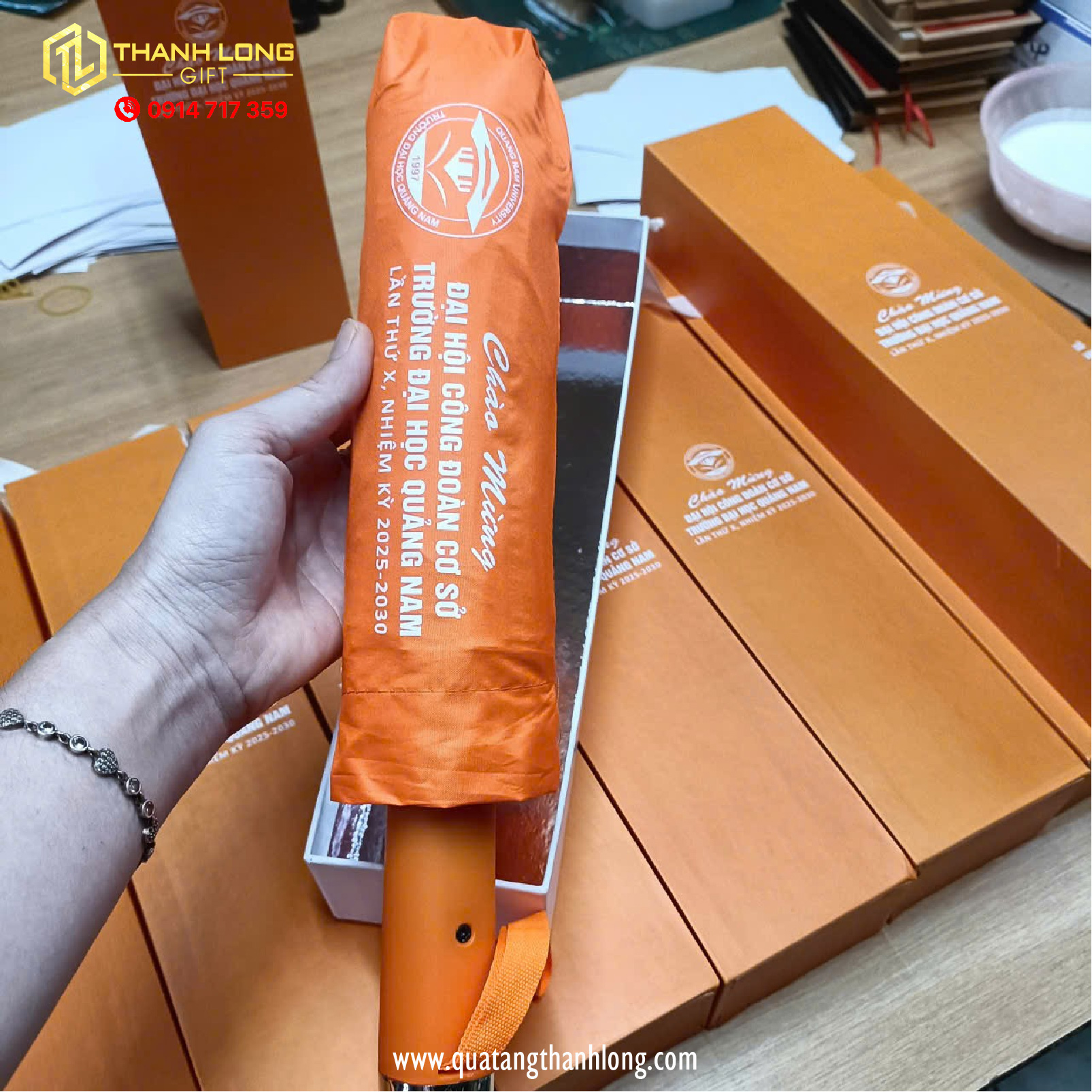 Dù cầm tay in logo - Trường Đại học Quảng Nam