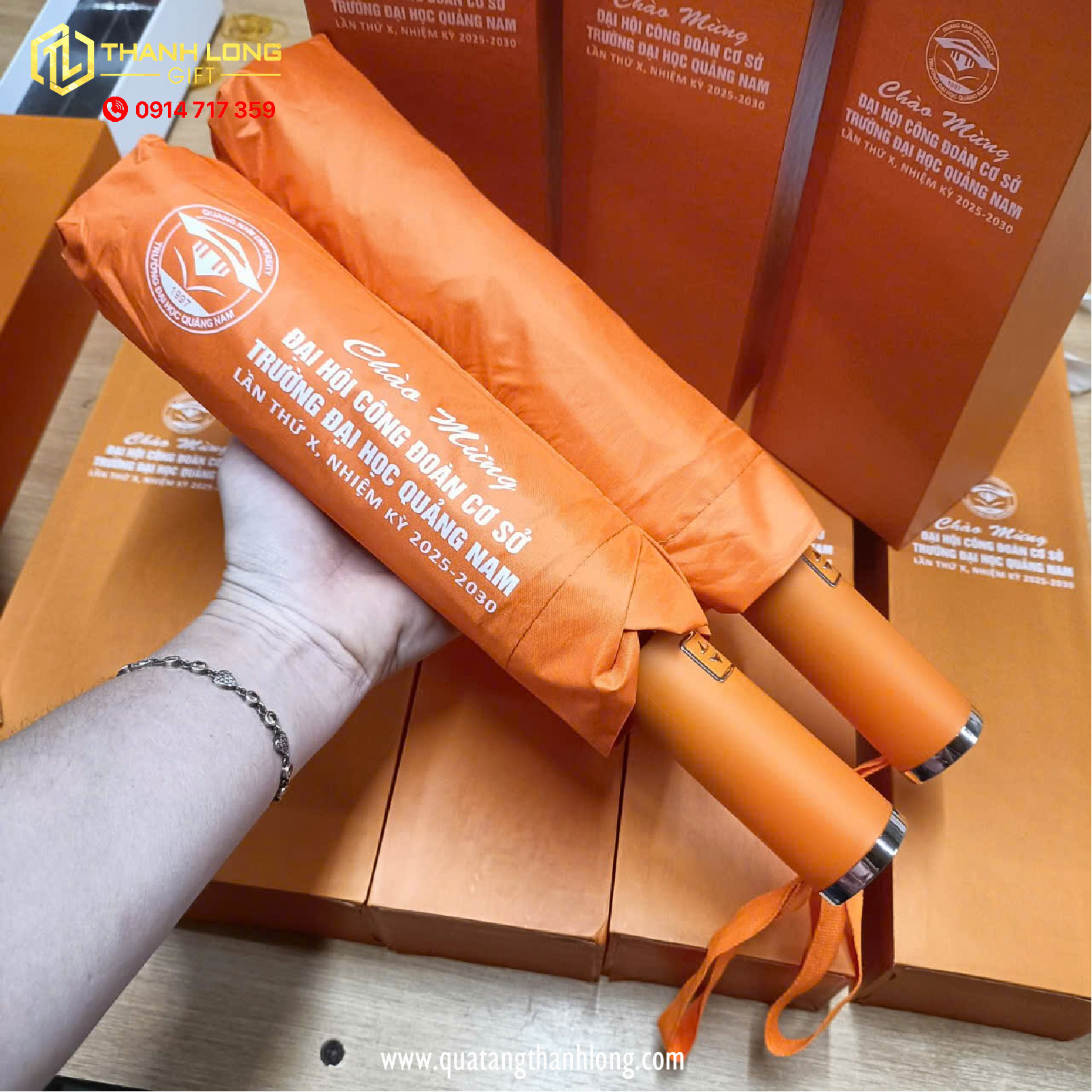 Dù cầm tay in logo - Trường Đại học Quảng Nam