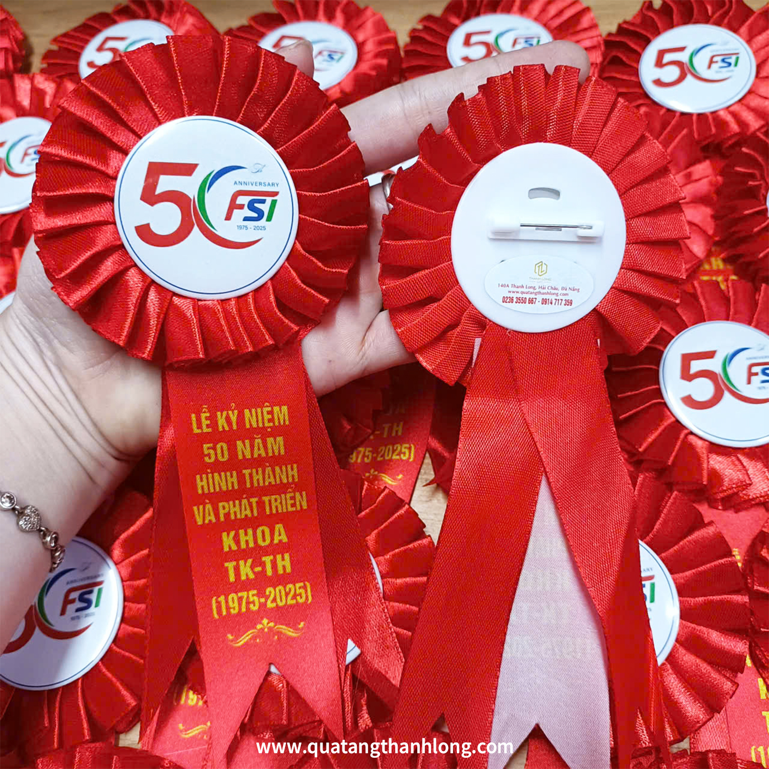 Hoa Cài Áo Cao Cấp Màu Đỏ Đuôi Nheo In Tùy Chỉnh