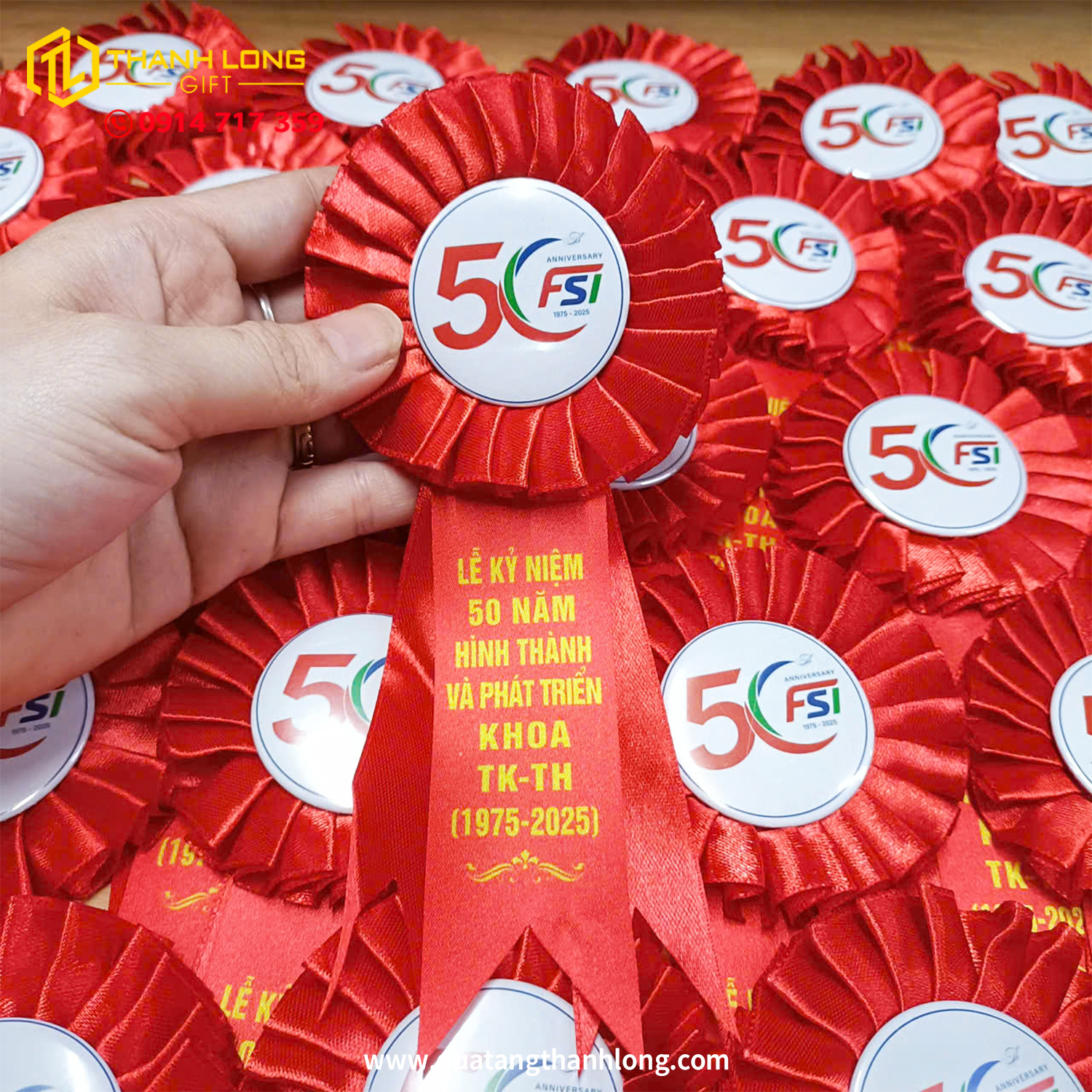 Hoa Cài Áo Cao Cấp Màu Đỏ Đuôi Nheo In Tùy Chỉnh