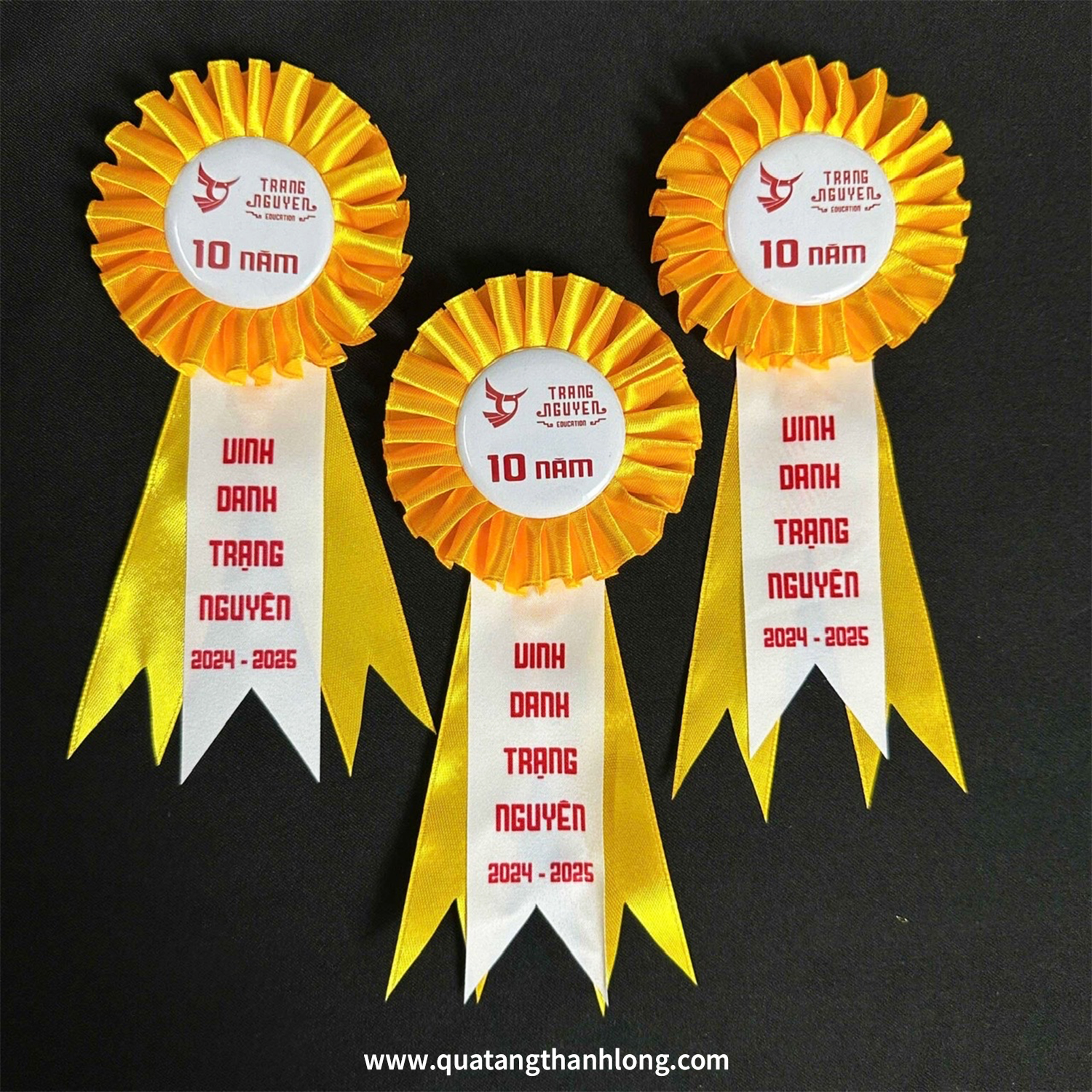 Hoa Cài Áo Màu Vàng Đuôi In Theo Yêu Cầu