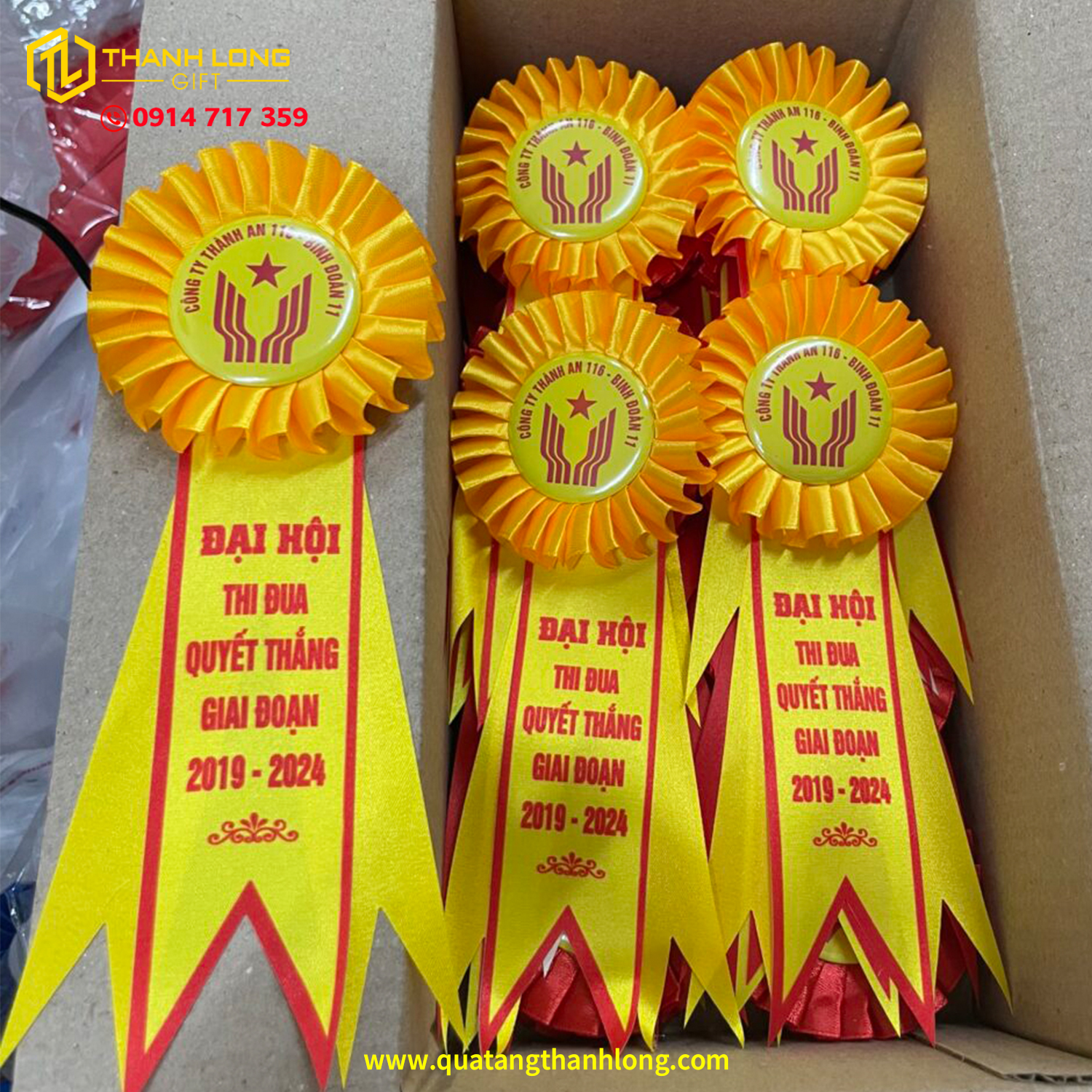 Hoa Cài Áo Màu Vàng Đuôi In Theo Yêu Cầu