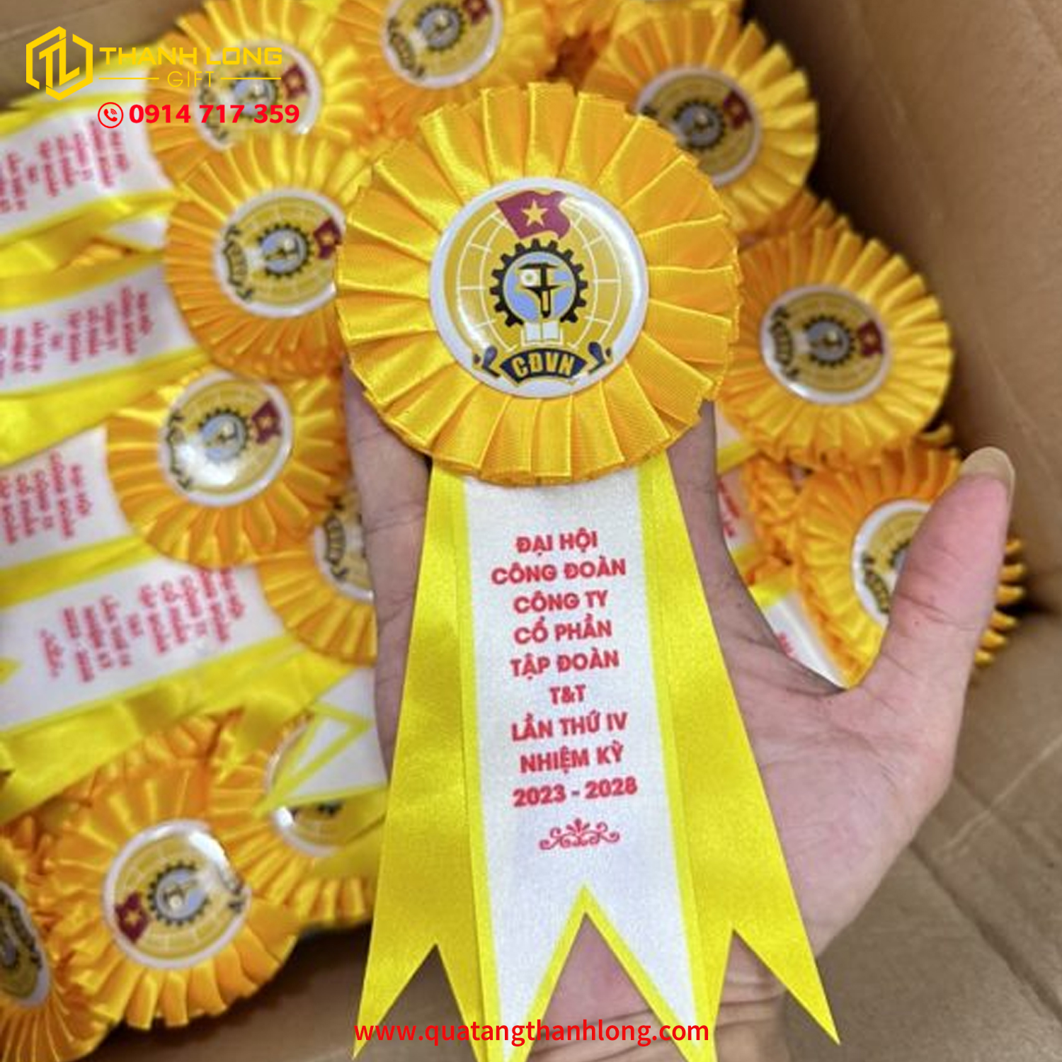 Hoa Cài Áo Màu Vàng Đuôi In Theo Yêu Cầu