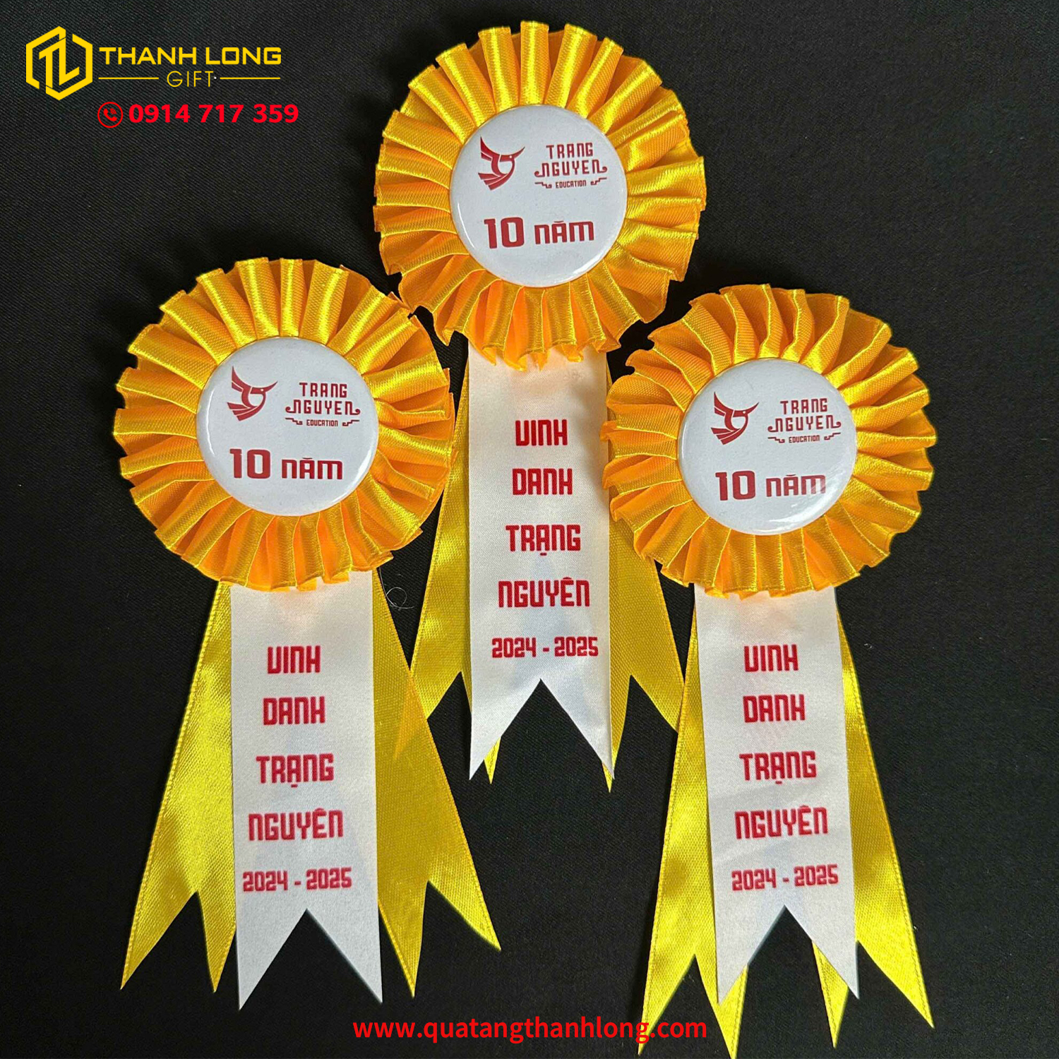 Hoa Cài Áo Màu Vàng Đuôi In Theo Yêu Cầu