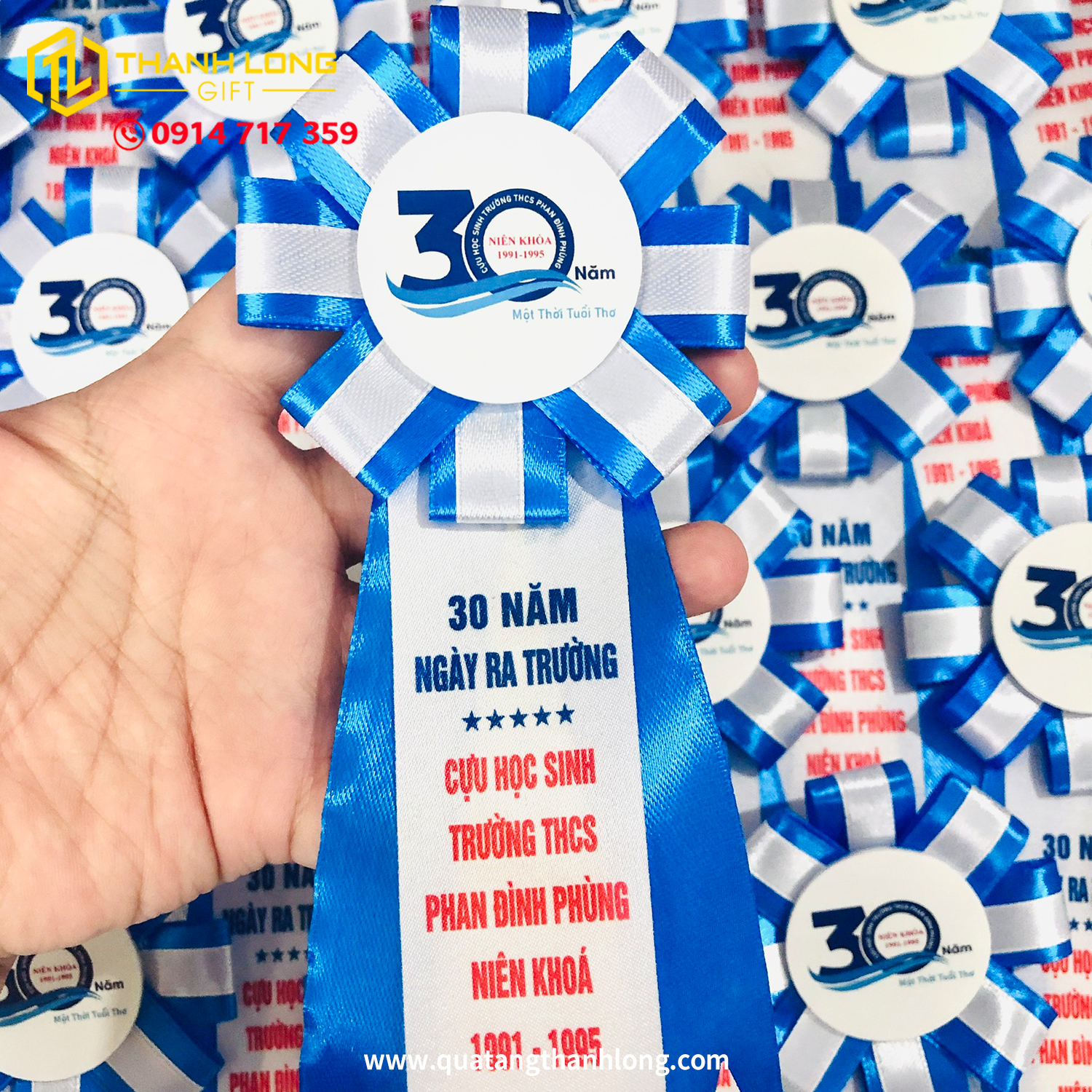 Hoa Cài Áo Kỷ Niệm Xanh Dương Tinh Tế