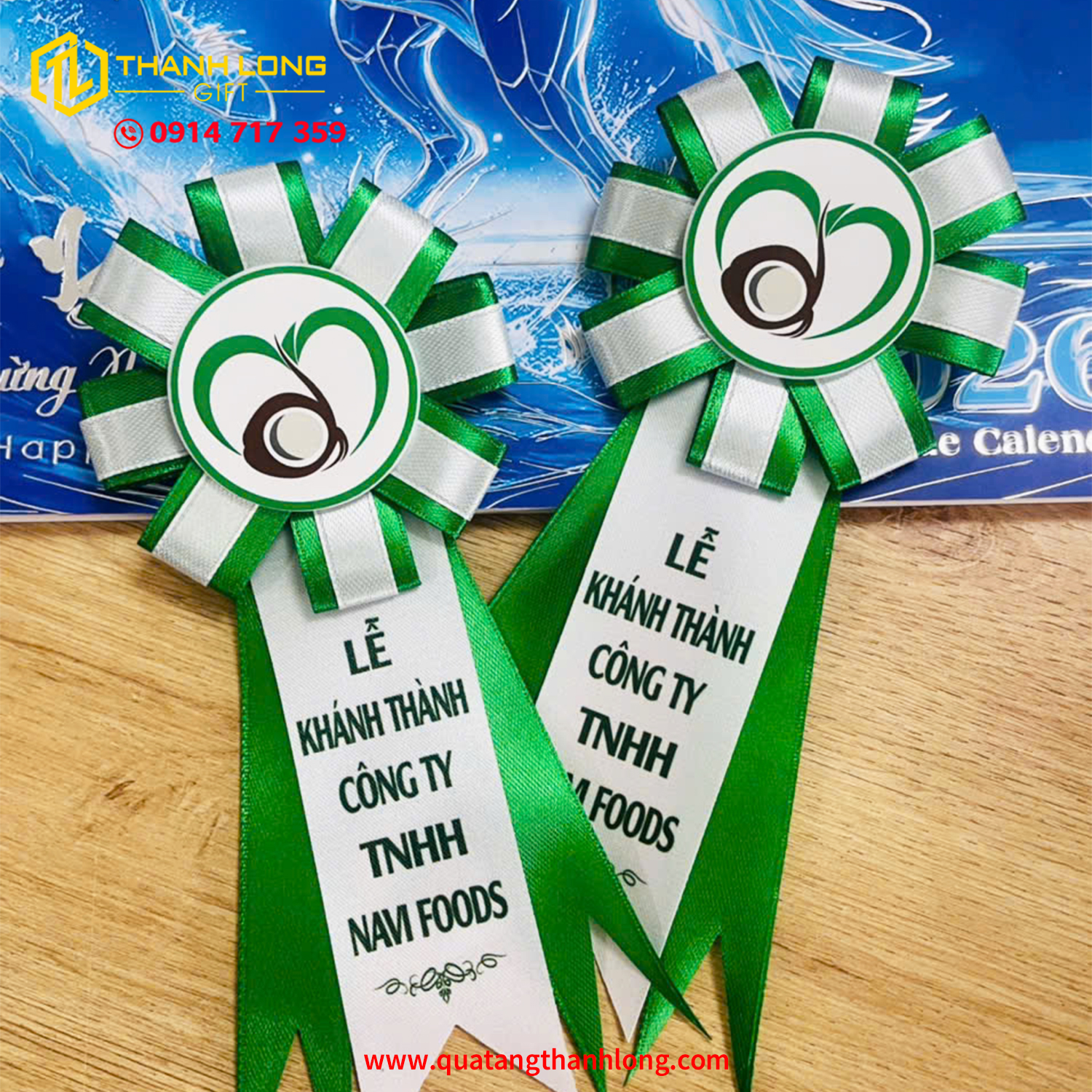 Hoa Cài Áo Xanh Lá Thanh Lịch