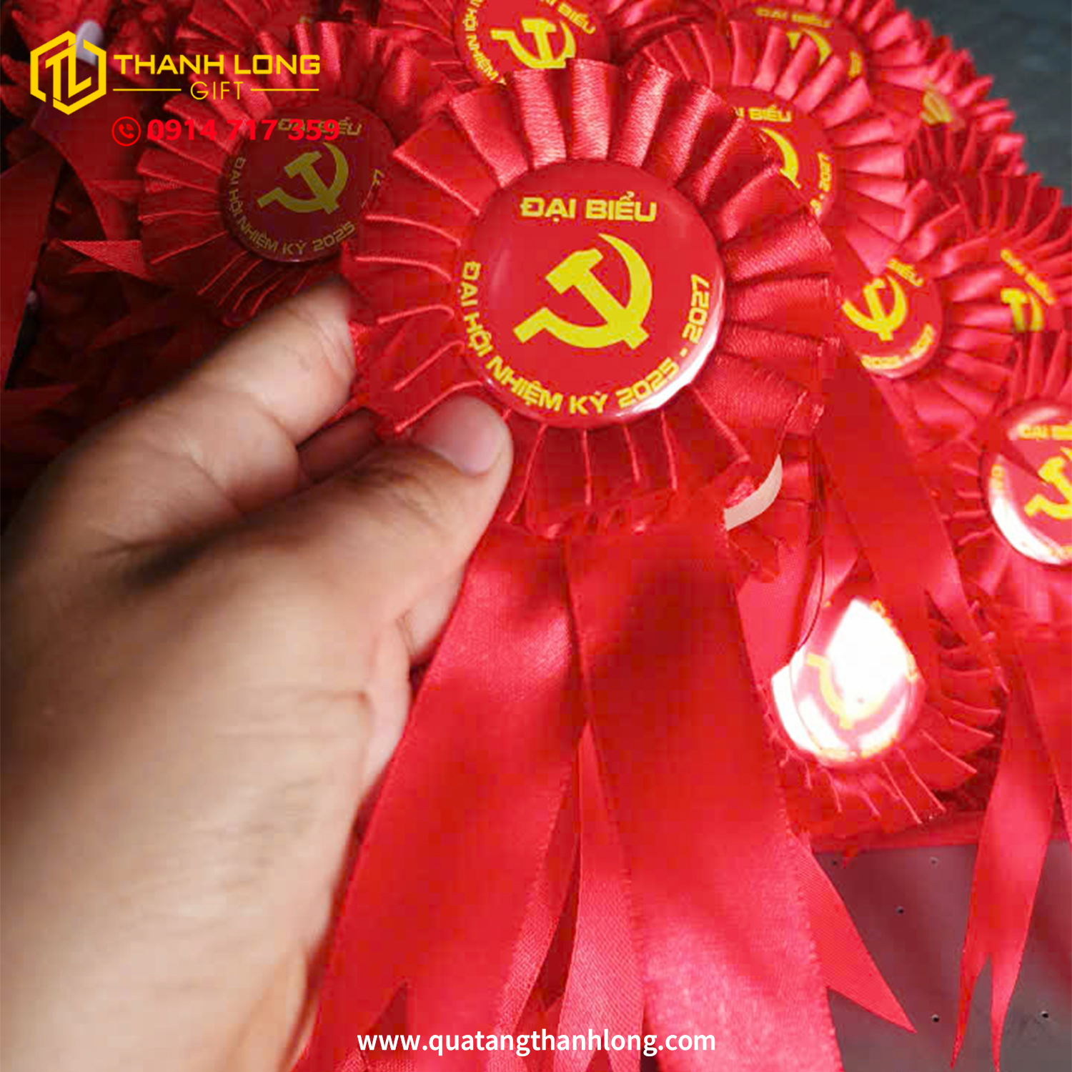 Hoa Cài Áo Họp Lớp Màu Đỏ Sắc Màu Kết Nối Kỷ Niệm