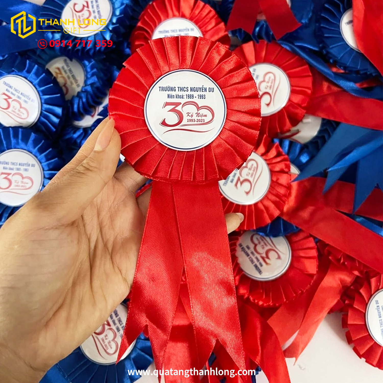 Hoa Cài Áo Họp Lớp Màu Đỏ Sắc Màu Kết Nối Kỷ Niệm