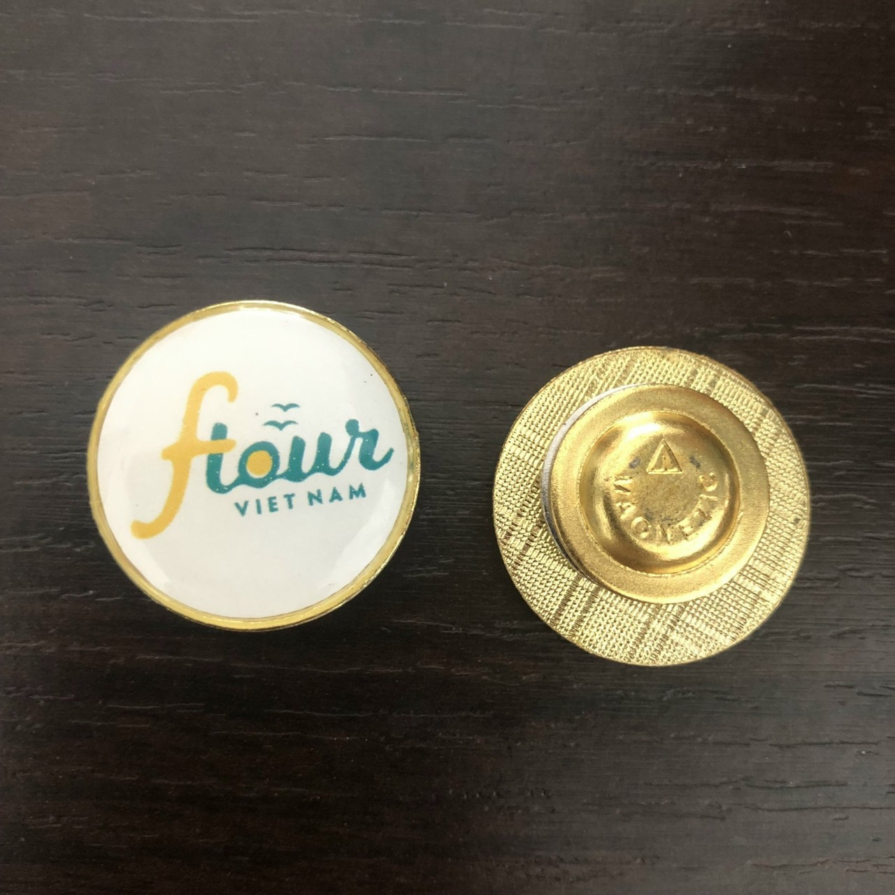 Huy hiệu in phủ thủy tinh hữu cơ đường kinh D25mm, cài gim băng