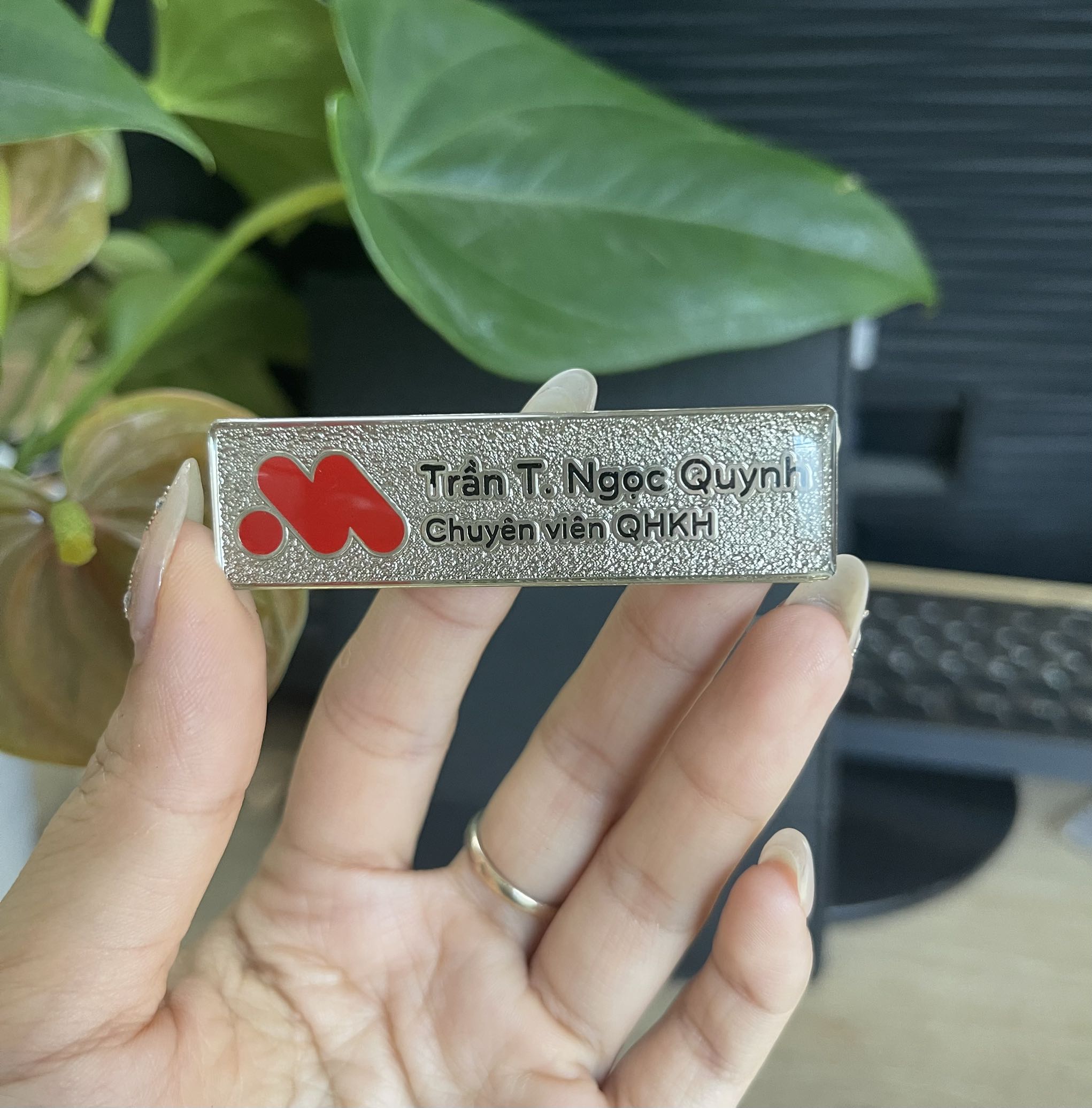 Bảng tên nhân viên ăn mòn