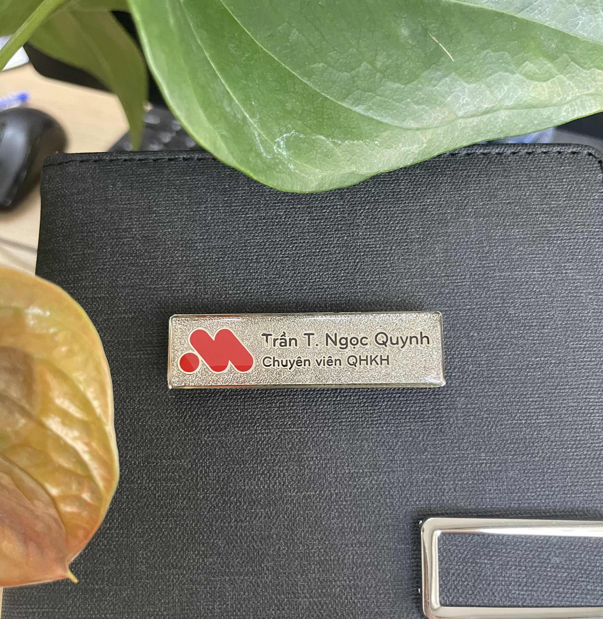 Bảng tên nhân viên ăn mòn
