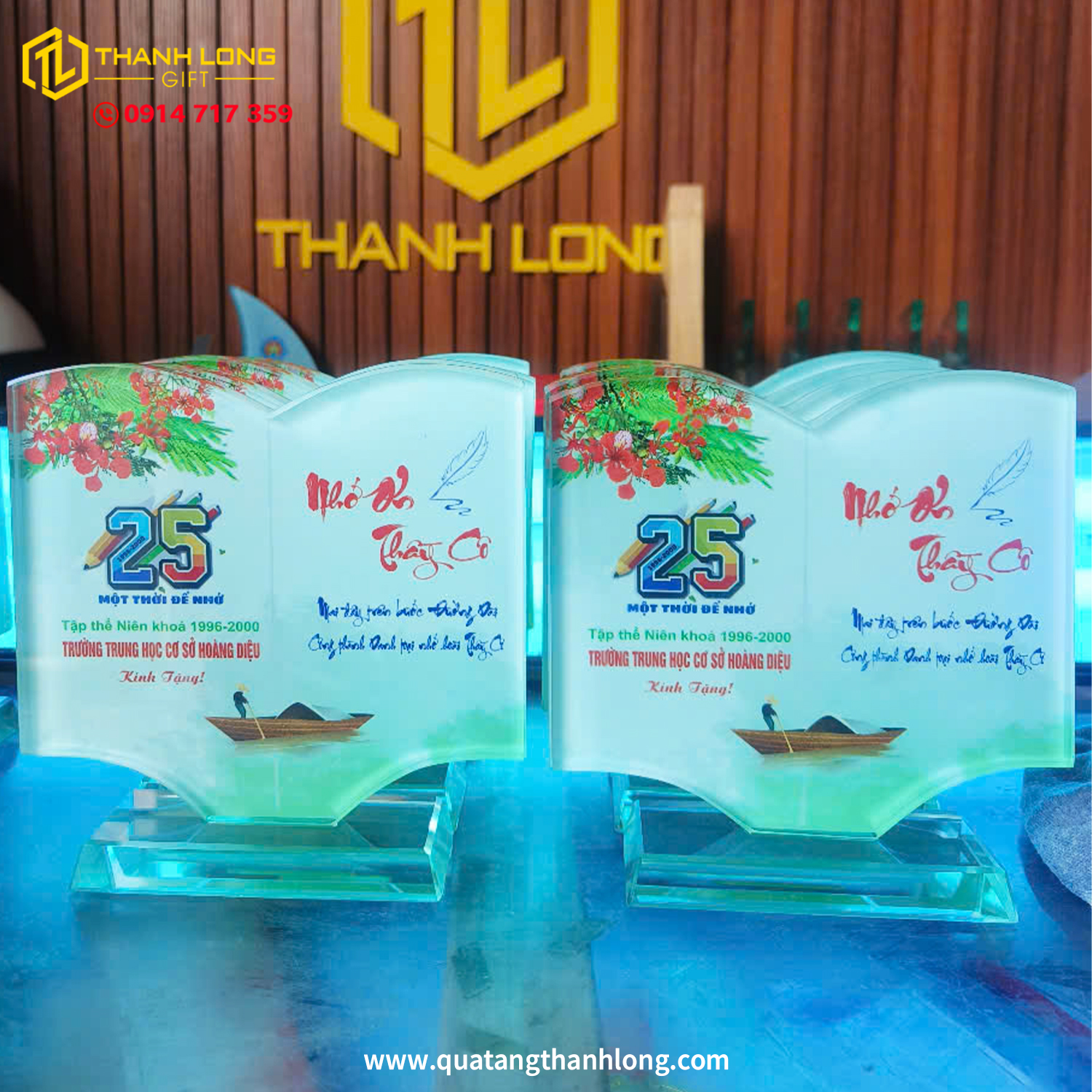 Kỷ niệm chương quyển vở thủy tinh
