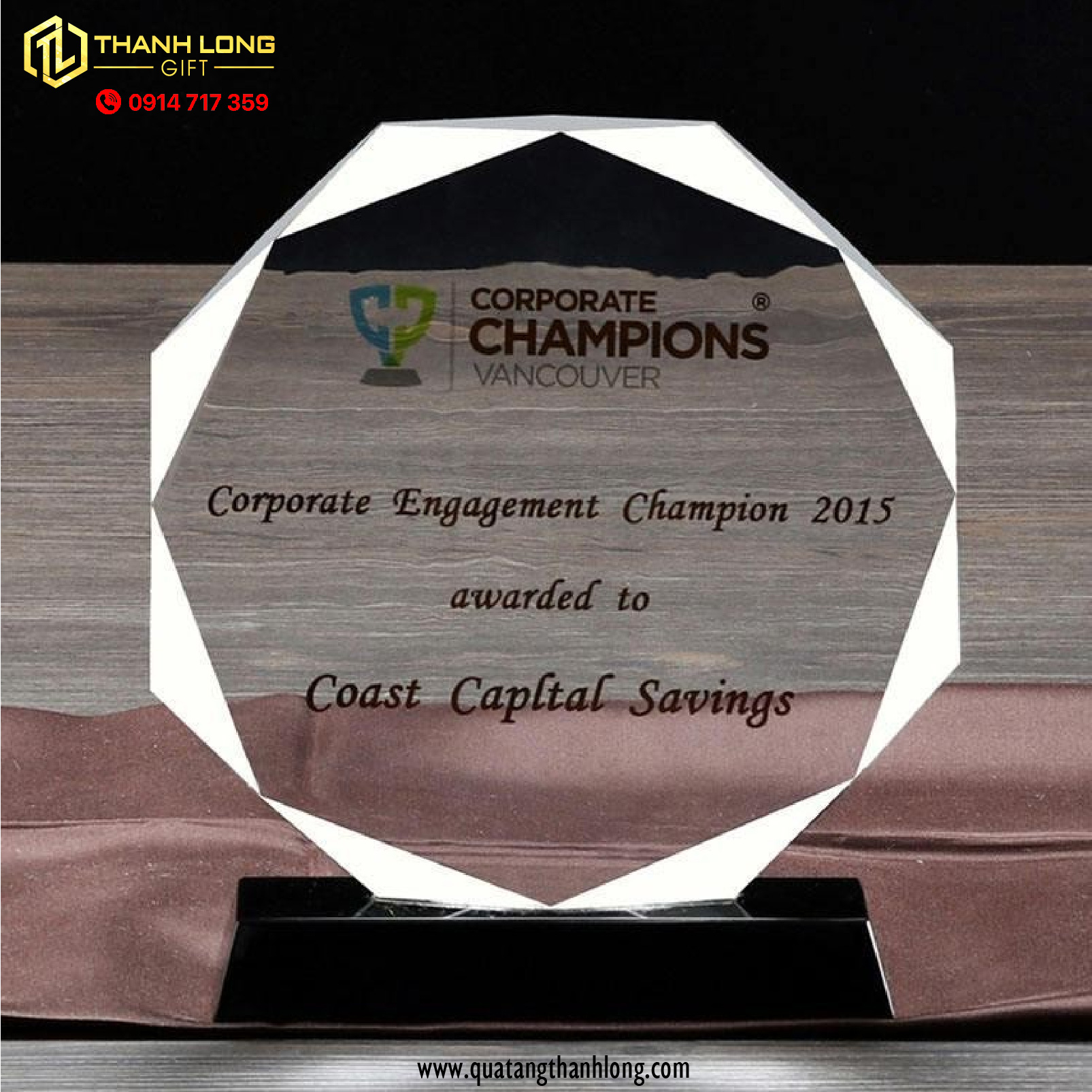 kỉ niệm chương pha lê 8 cạnh tròn  - đế đen.