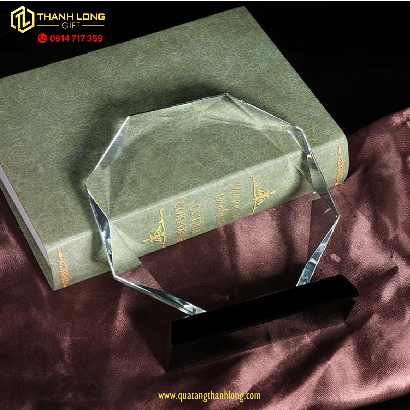 kỉ niệm chương pha lê 8 cạnh tròn  - đế đen.