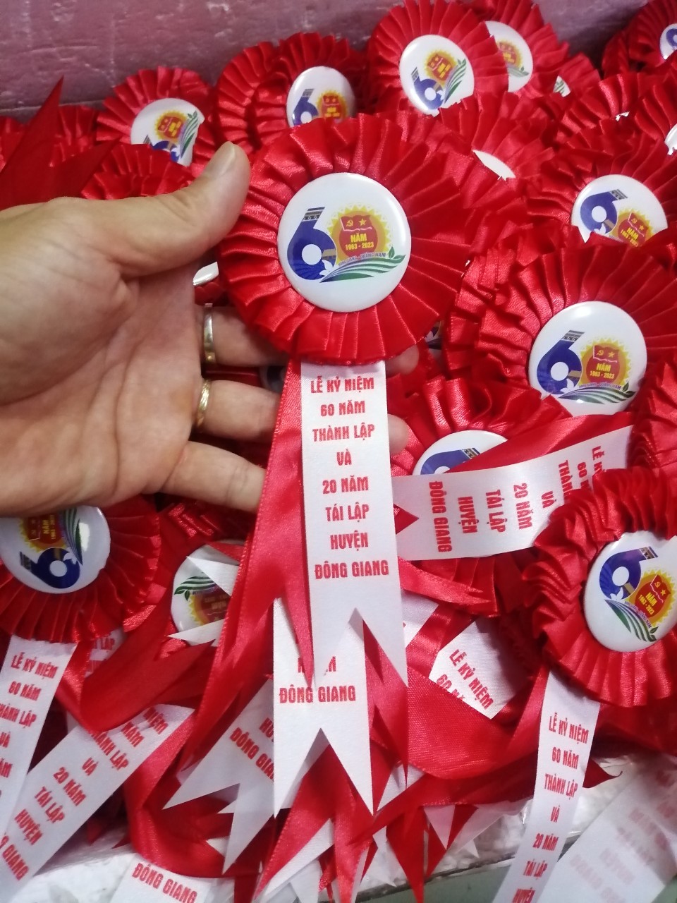 hoa cài ái đại biểu giá rẻ