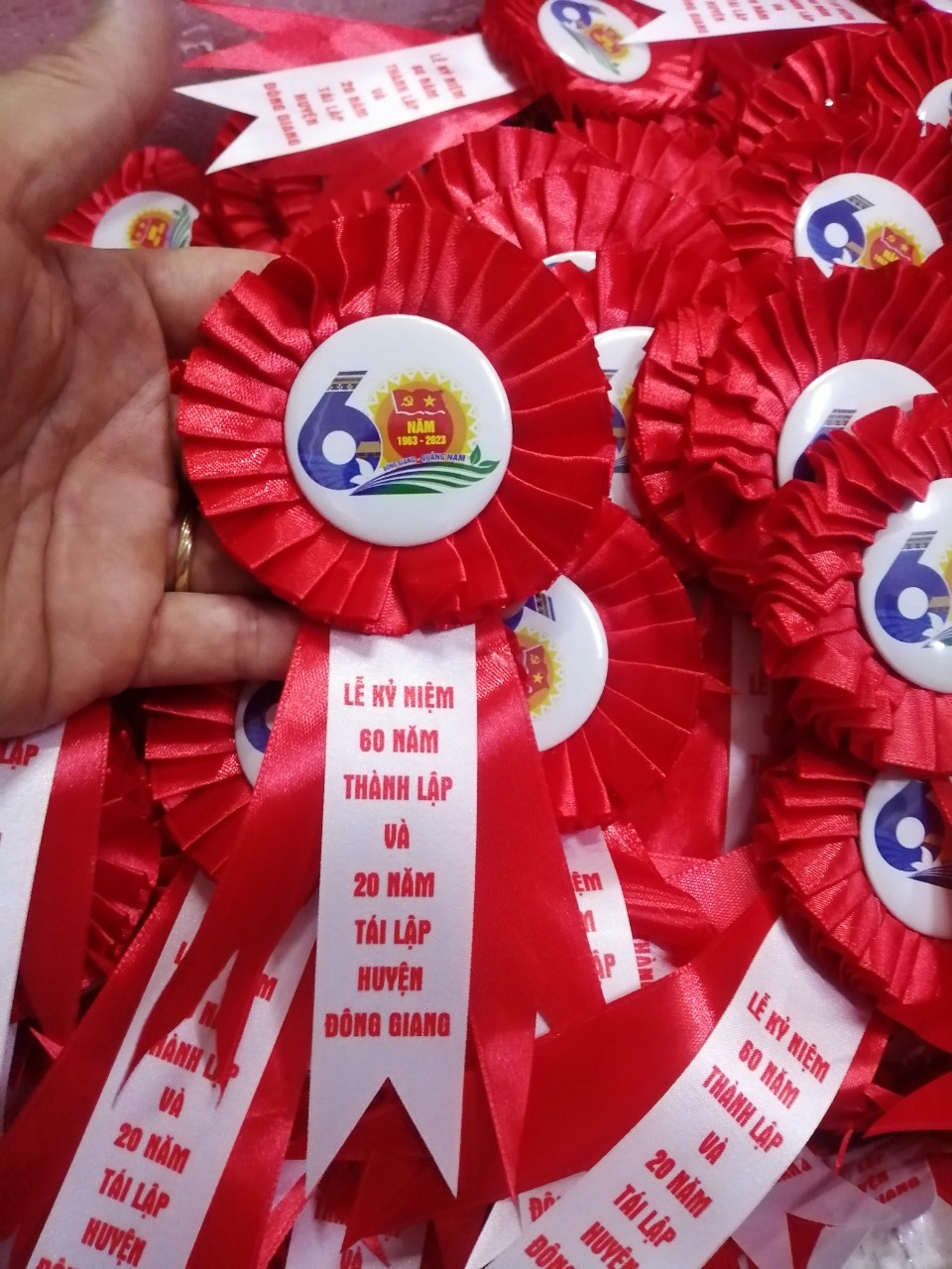 hoa cài ái đại biểu giá rẻ