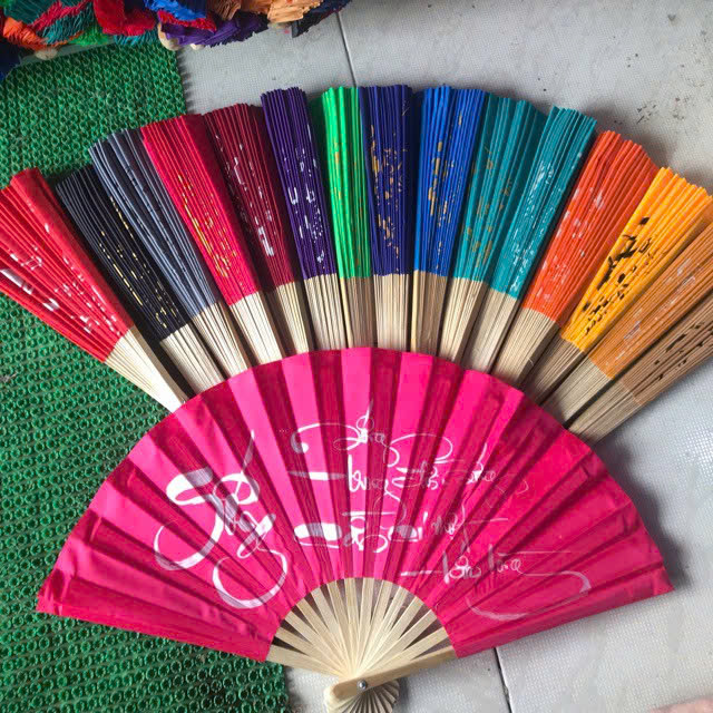 Quạt cầm tay nan xếp