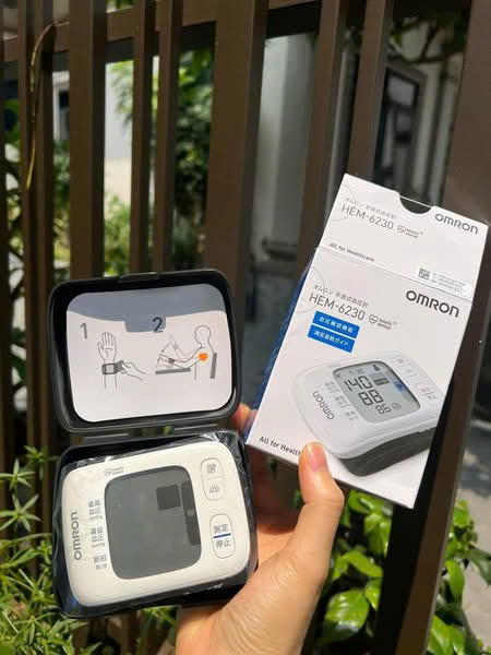 Máy đo huyết áp cổ tay Omron HEM-6230