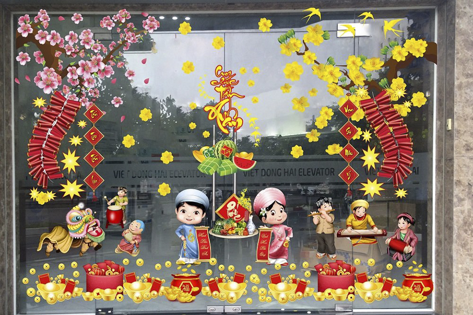 Làm mới cửa nhà bằng decal Tết và dây treo trang trí