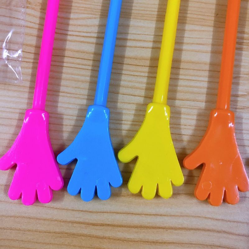 Combo 5 muỗng nhựa hình bàn tay 5 màu khác nhau kt 20cm