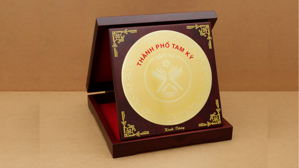 Biểu trưng và kỷ niệm chương bằng đồng in logo – Lời tri ân sâu sắc từ doanh nghiệp