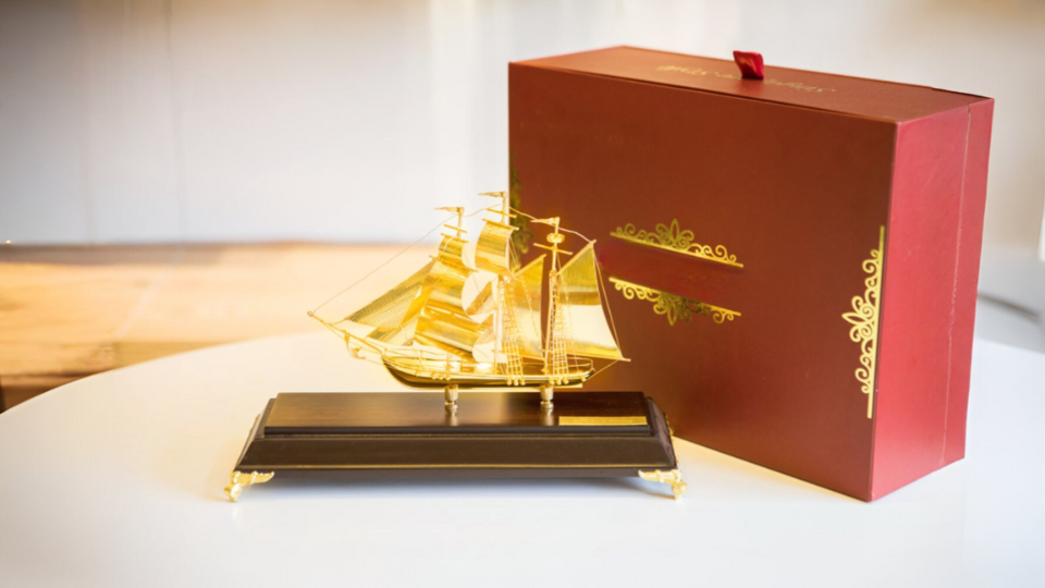 Cách bài trí quà tặng phong thủy bằng đồng in logo để hút vượng khí