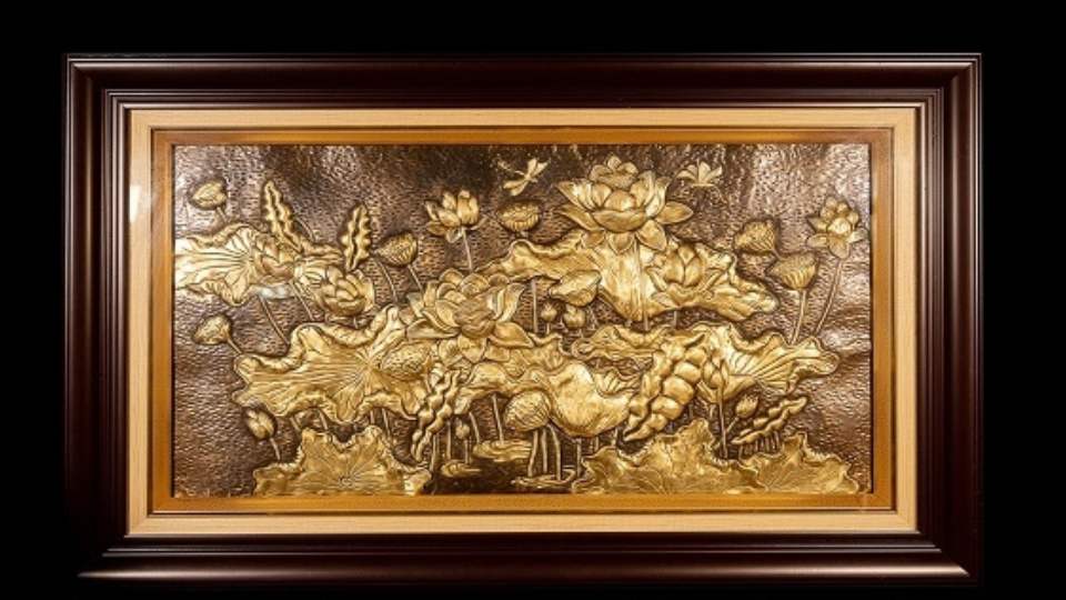 Tranh Đồng Hoa Sen – Khởi Nguyên Của Phú Quý Trường Tồn Và Ý Nghĩa Trong Phong Thủy