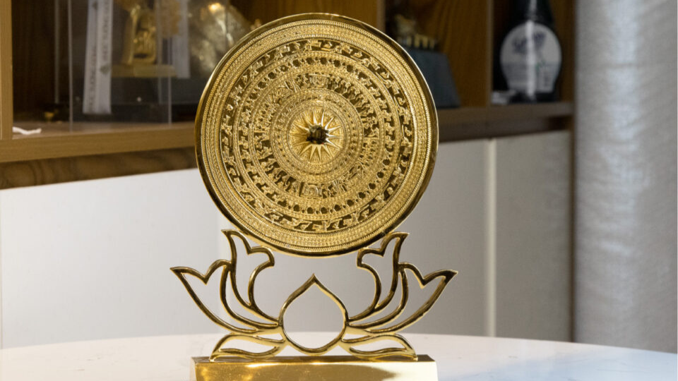 Cửu Diệu Thiên và Sứ Mệnh Giữ Lịch Sử Làng Nghề Chạm Đồng Truyền Thống Của Trống Đồng Mạ Vàng