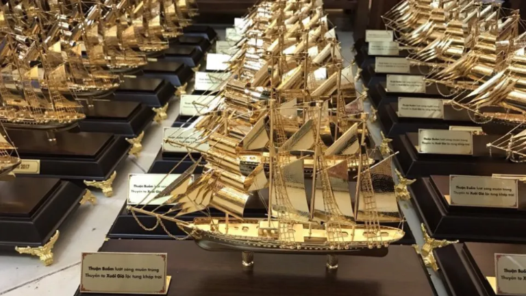 Thuyền Buồm Bằng Đồng Mạ Vàng Để Bàn – Món Quà Ý Nghĩa Cho Không Gian Sống