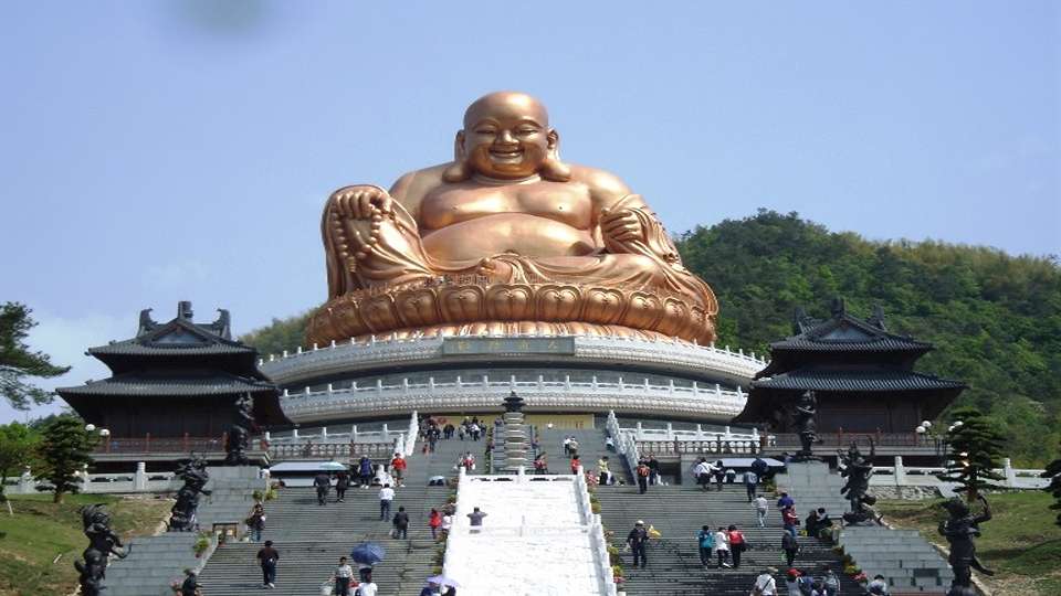 Khám Phá Vẻ Đẹp Tượng Di Lặc Đồng Qua Bàn Tay Nghệ Nhân